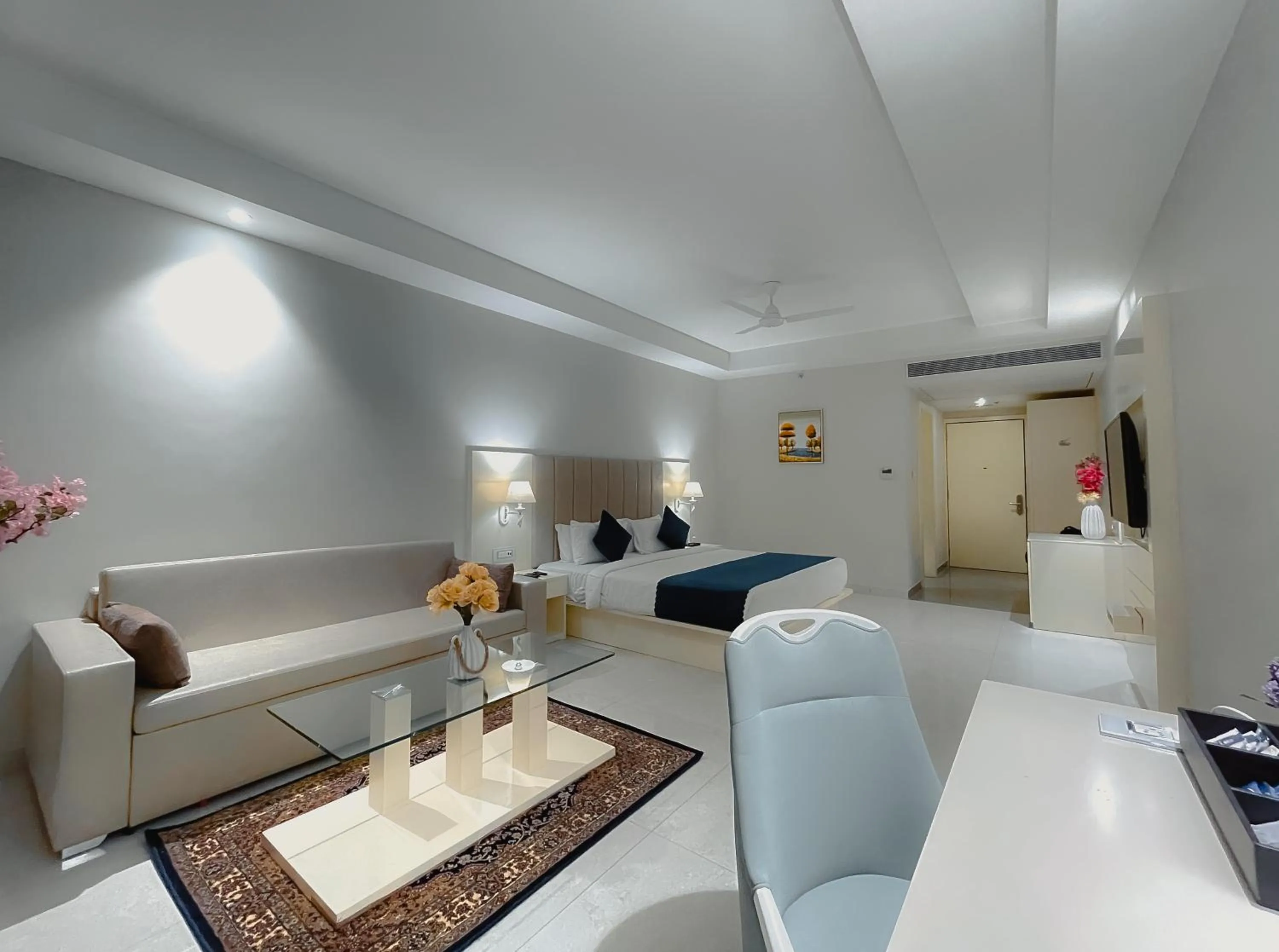 Photo of the whole room in Royal Orbit