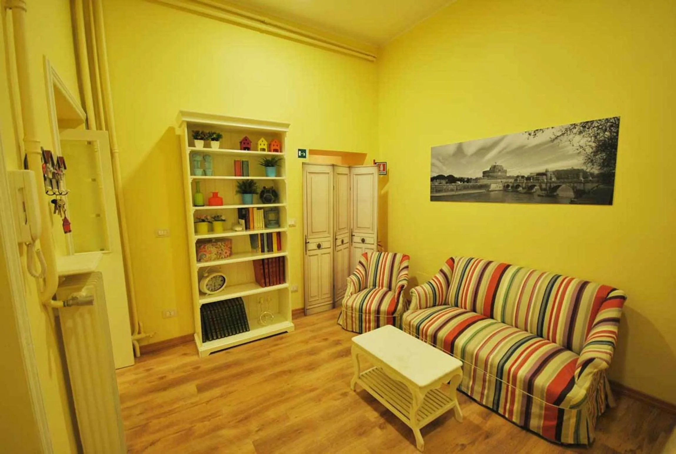 Communal lounge/ TV room in Domus Ripetta