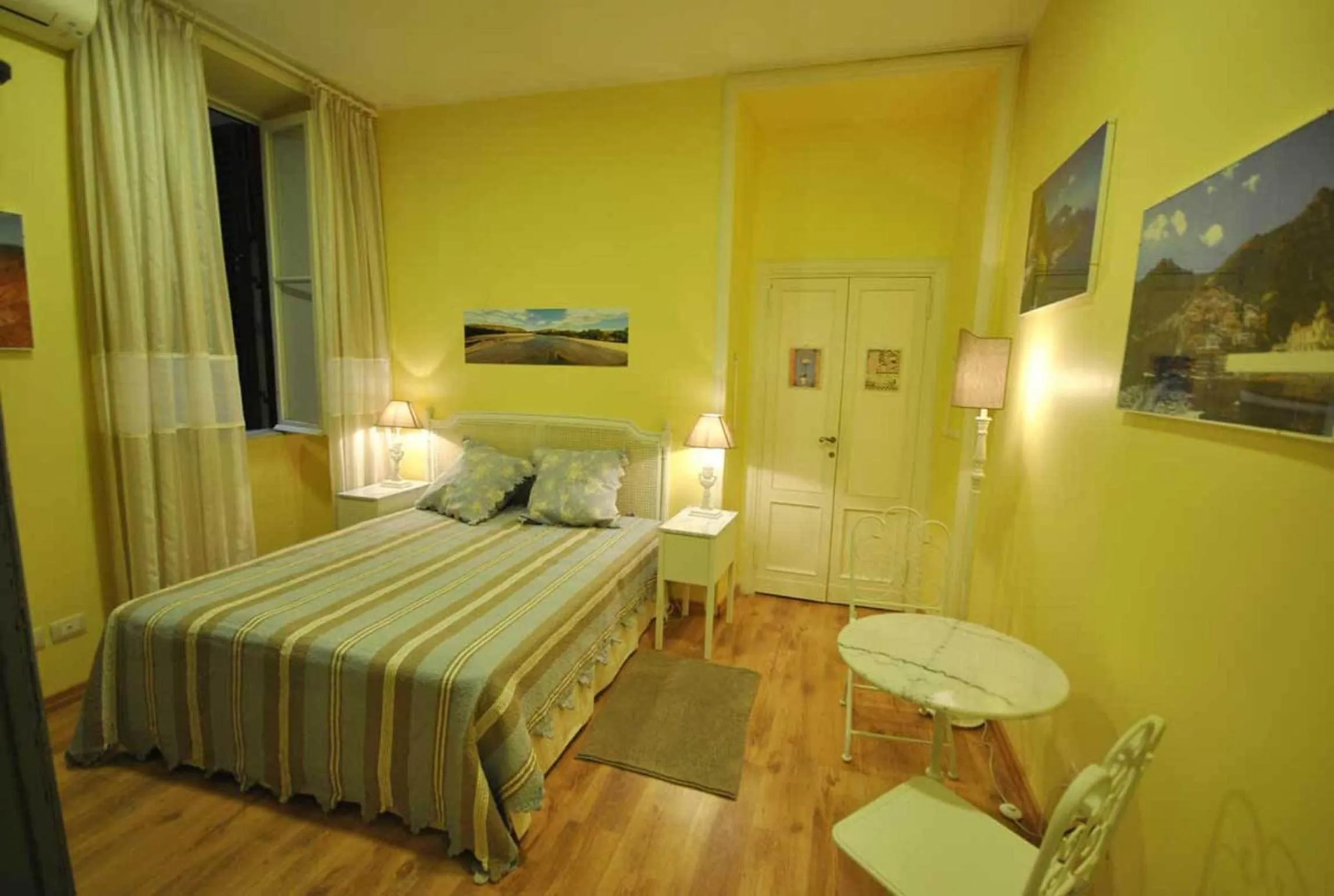 Photo of the whole room in Domus Ripetta