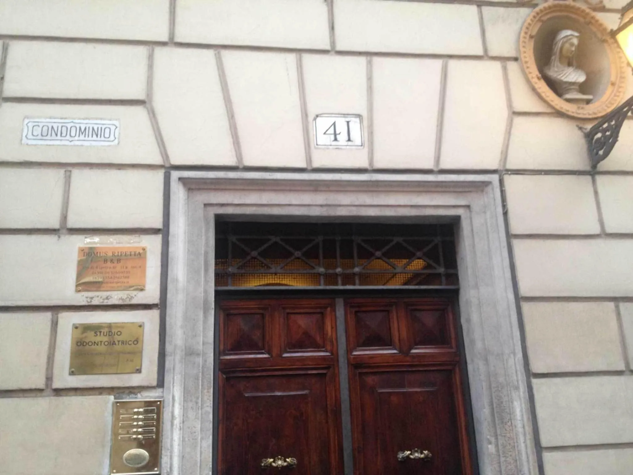 Facade/entrance in Domus Ripetta