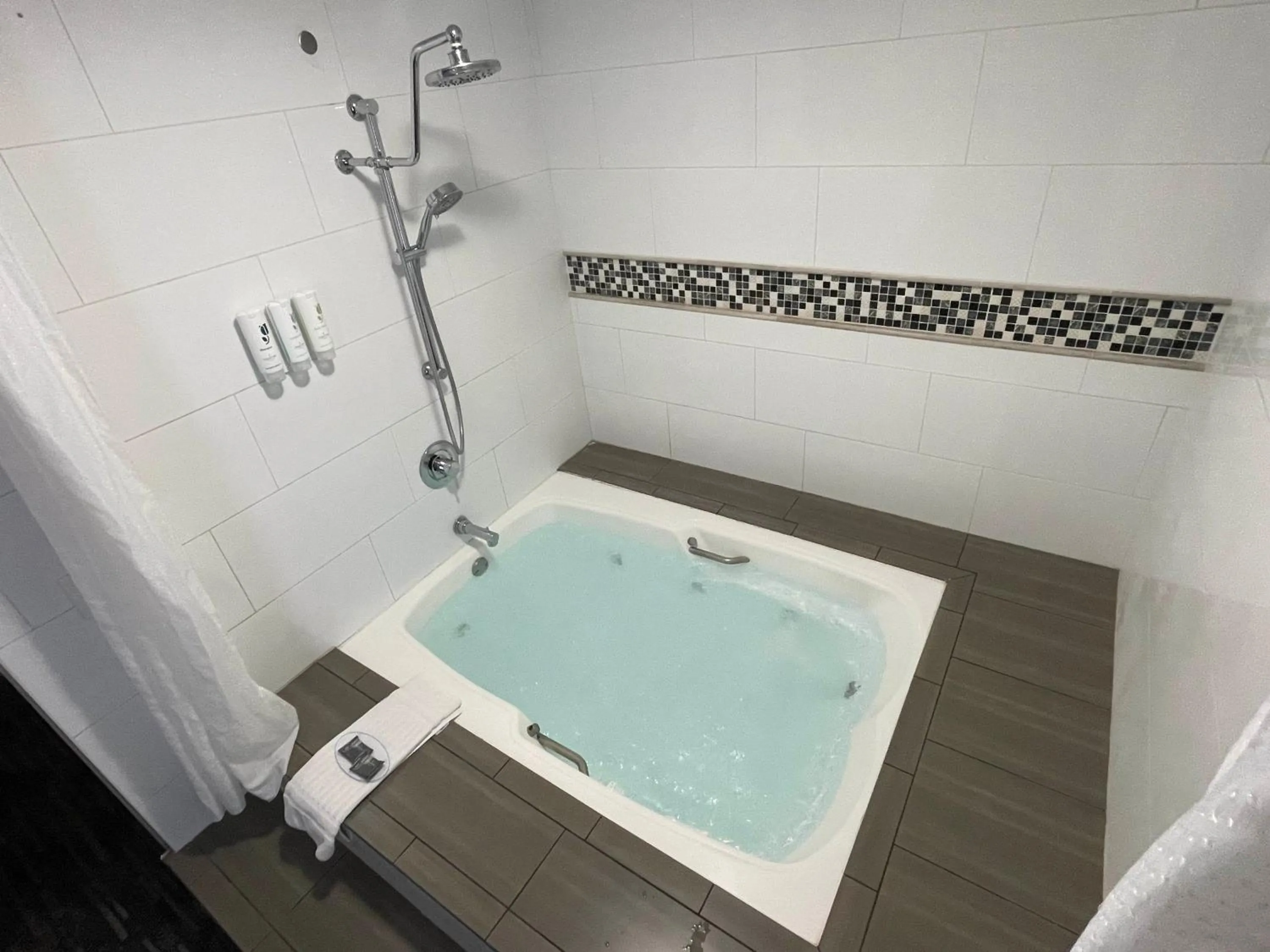 Bath in Country Inn & Suites by Radisson, Bakersfield, CA