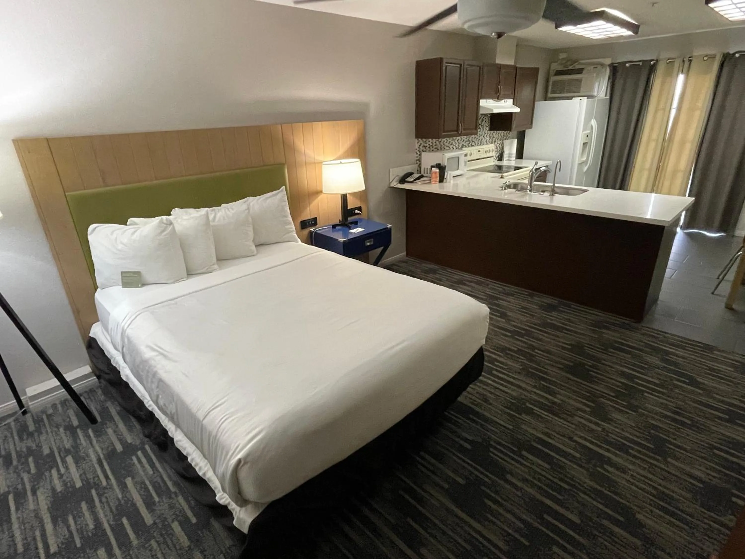 Kitchen or kitchenette, Bed in Country Inn & Suites by Radisson, Bakersfield, CA