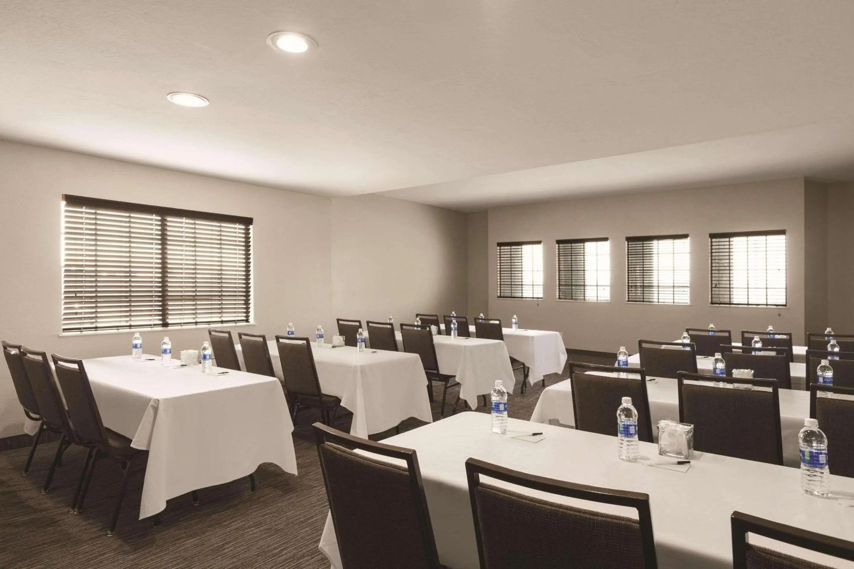 Meeting/conference room in Country Inn & Suites by Radisson, Bakersfield, CA