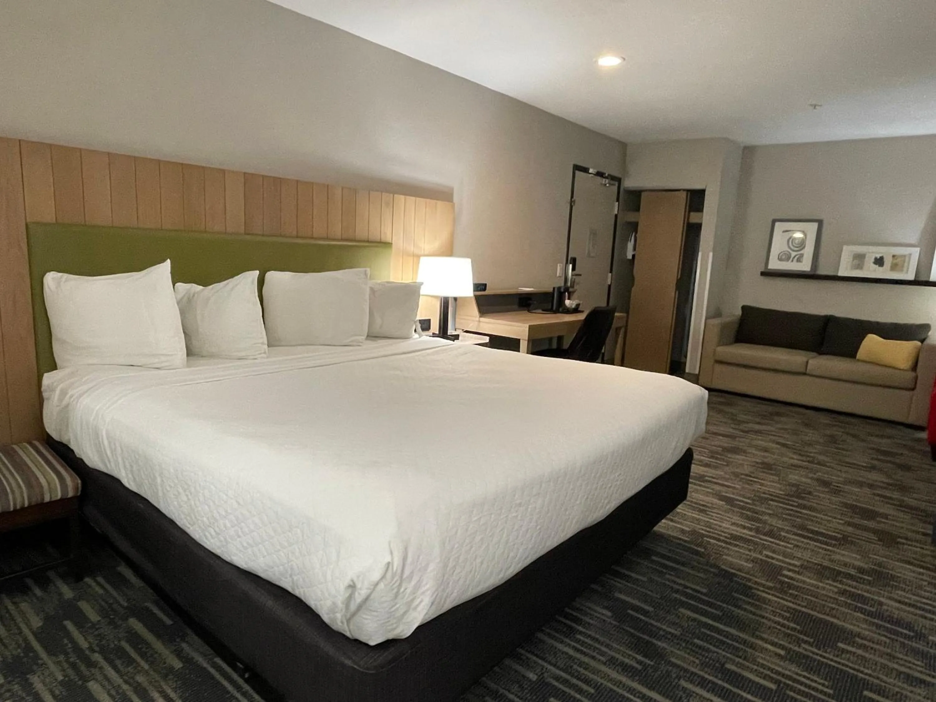 Bed in Country Inn & Suites by Radisson, Bakersfield, CA