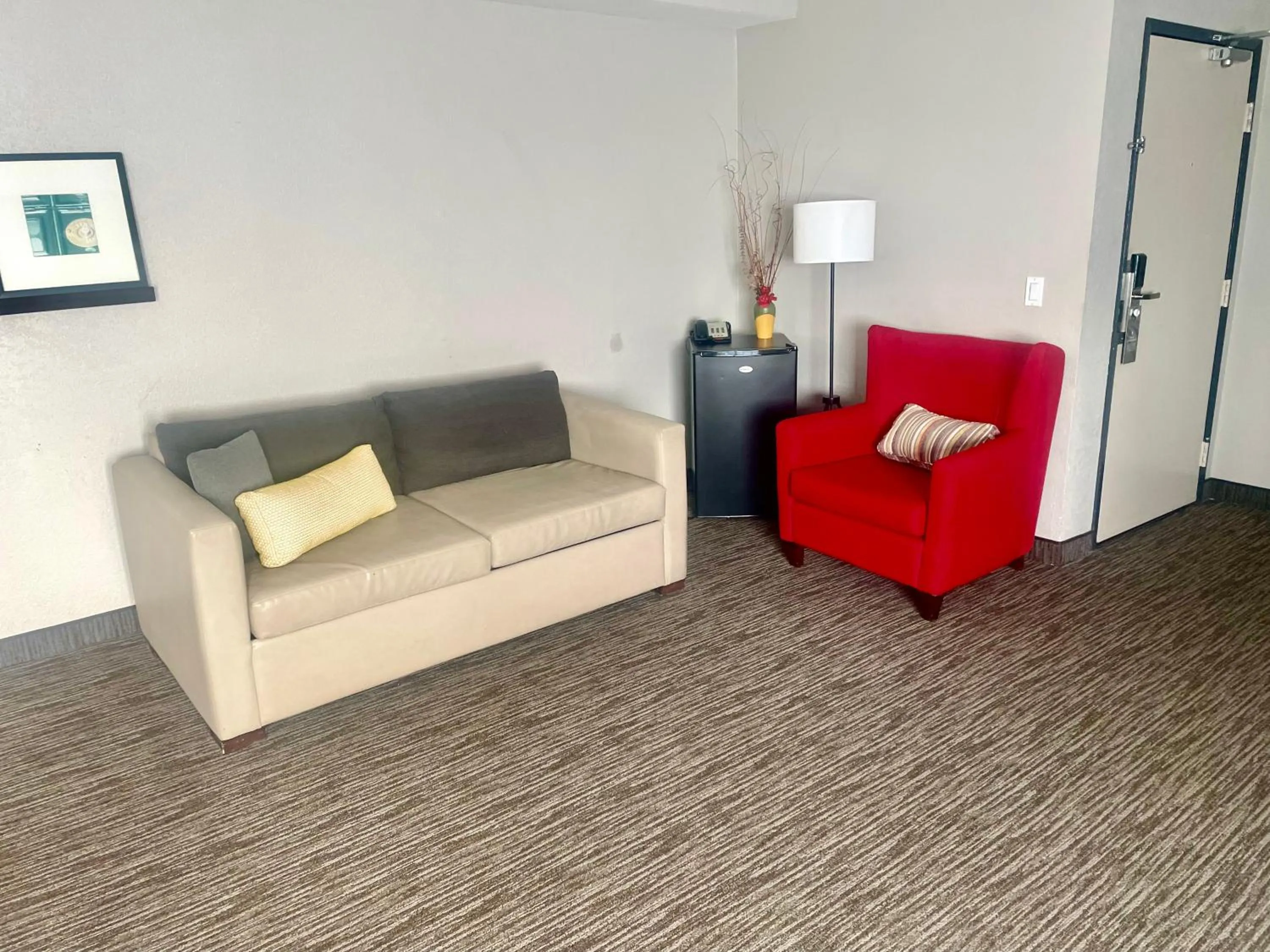 Living room in Country Inn & Suites by Radisson, Bakersfield, CA