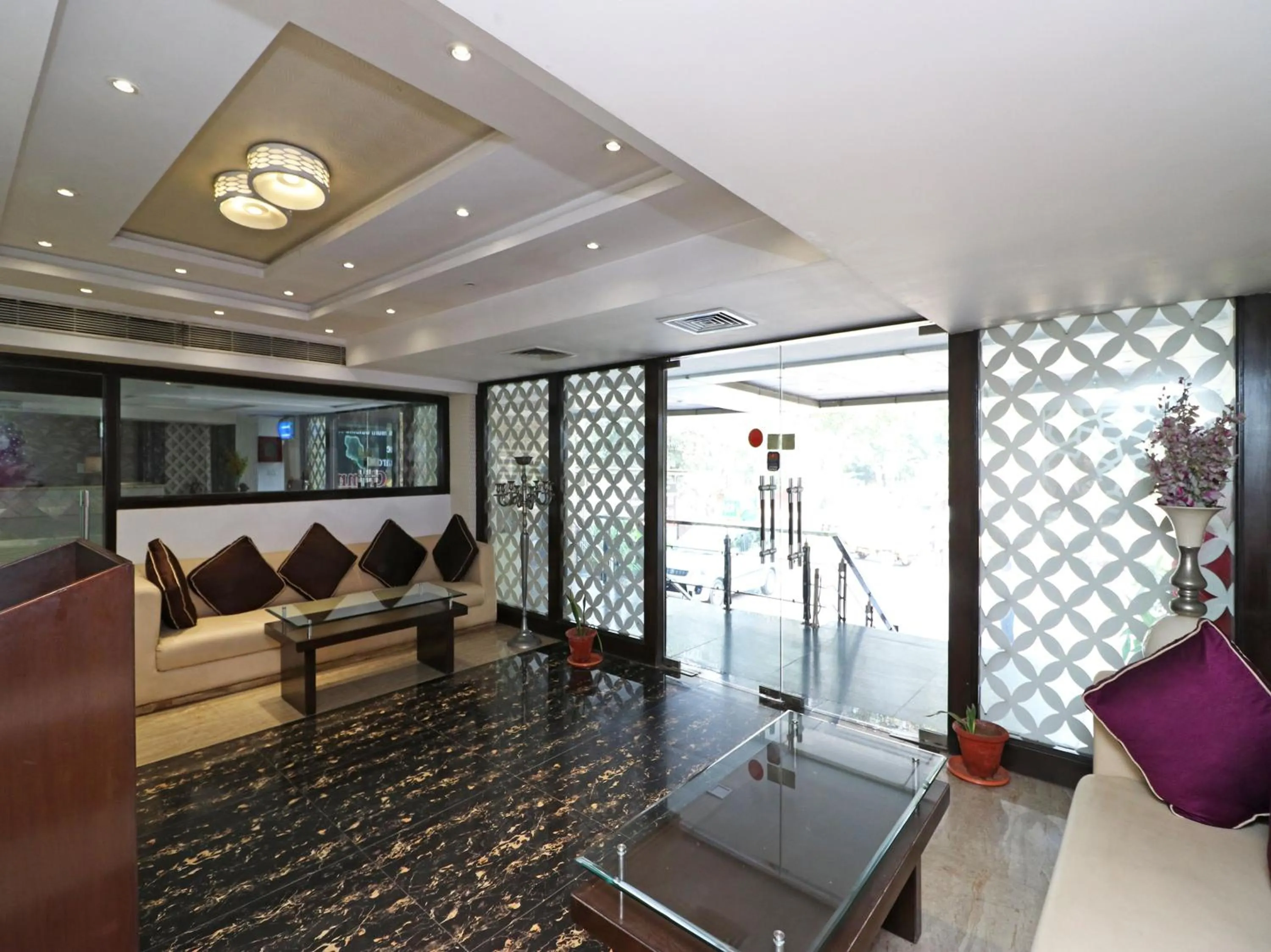 Lobby or reception in Hotel Samovar by Goyal Hoteleirs