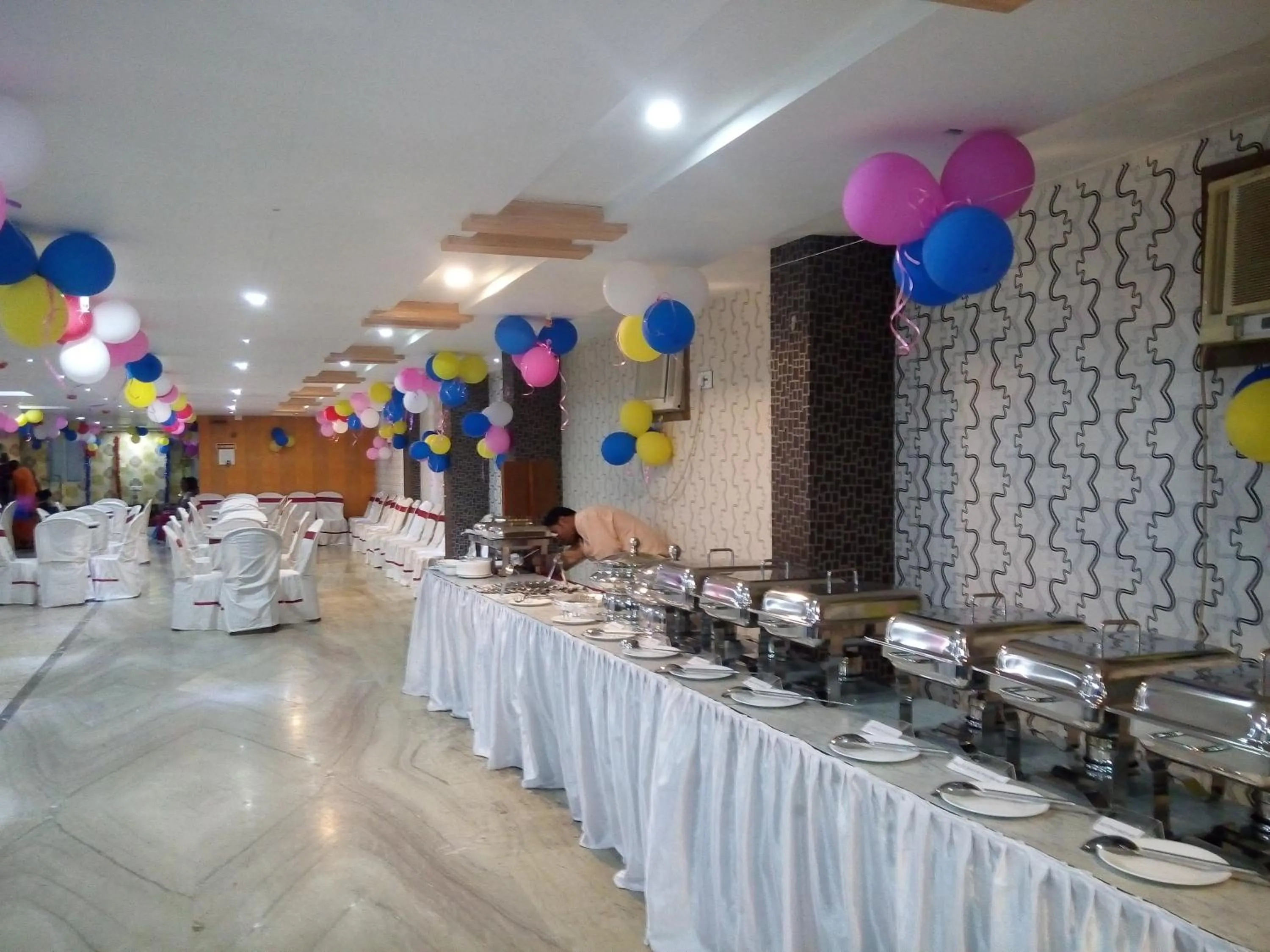 Restaurant/places to eat in Hotel Eastern Plaza