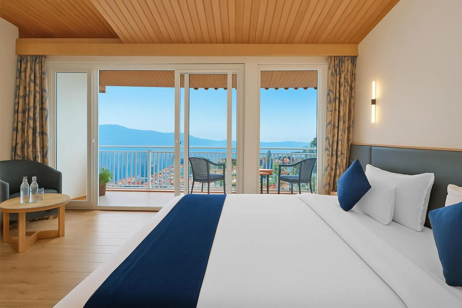 Mountain view, Bed in Central Heritage Resort & Spa Formerly Fortune ITC Resort