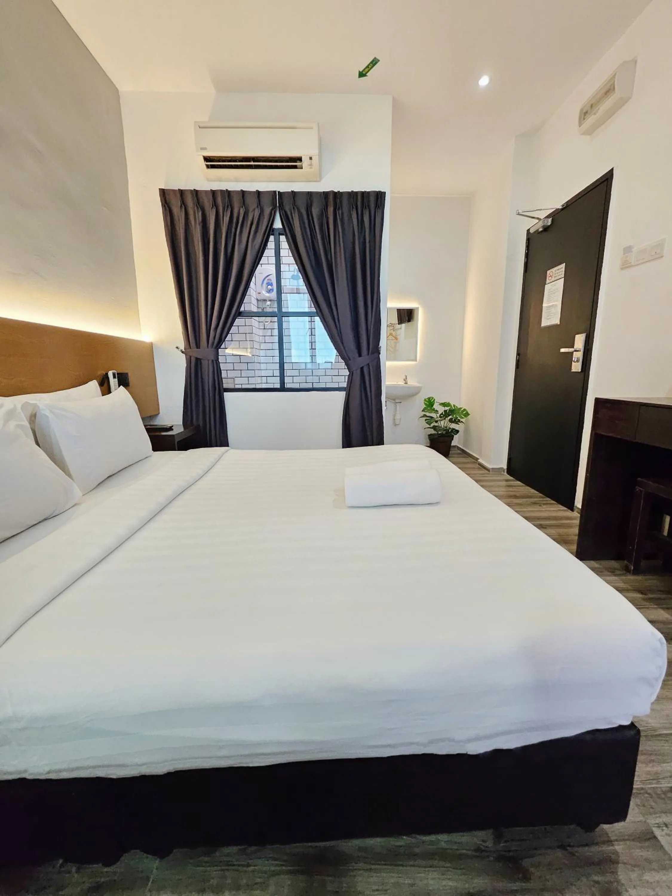 Photo of the whole room, Bed in Georgetown Inn by Sky Hive