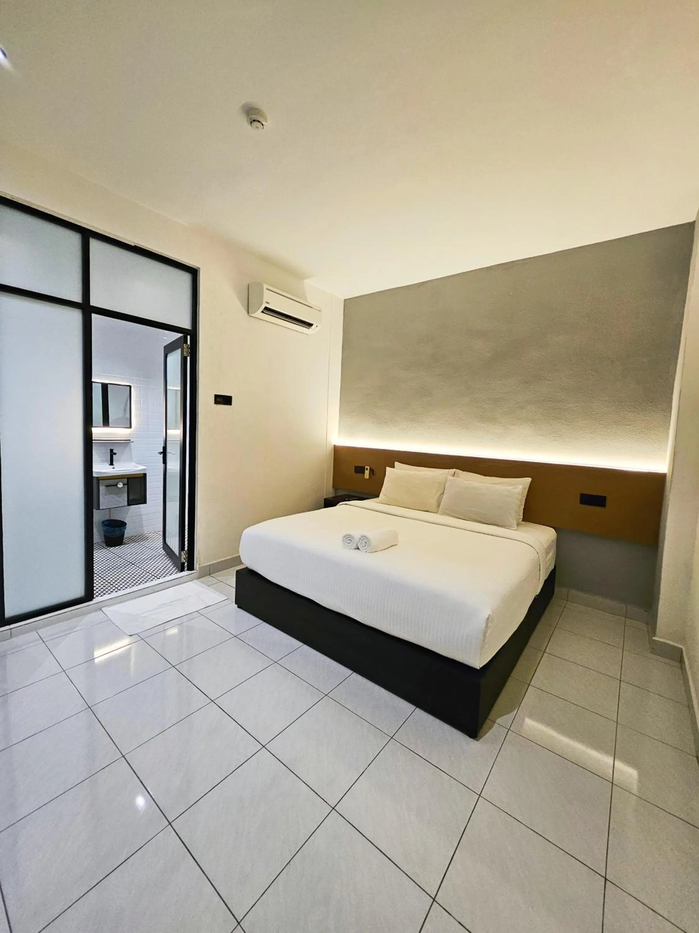 Bed in Georgetown Inn by Sky Hive