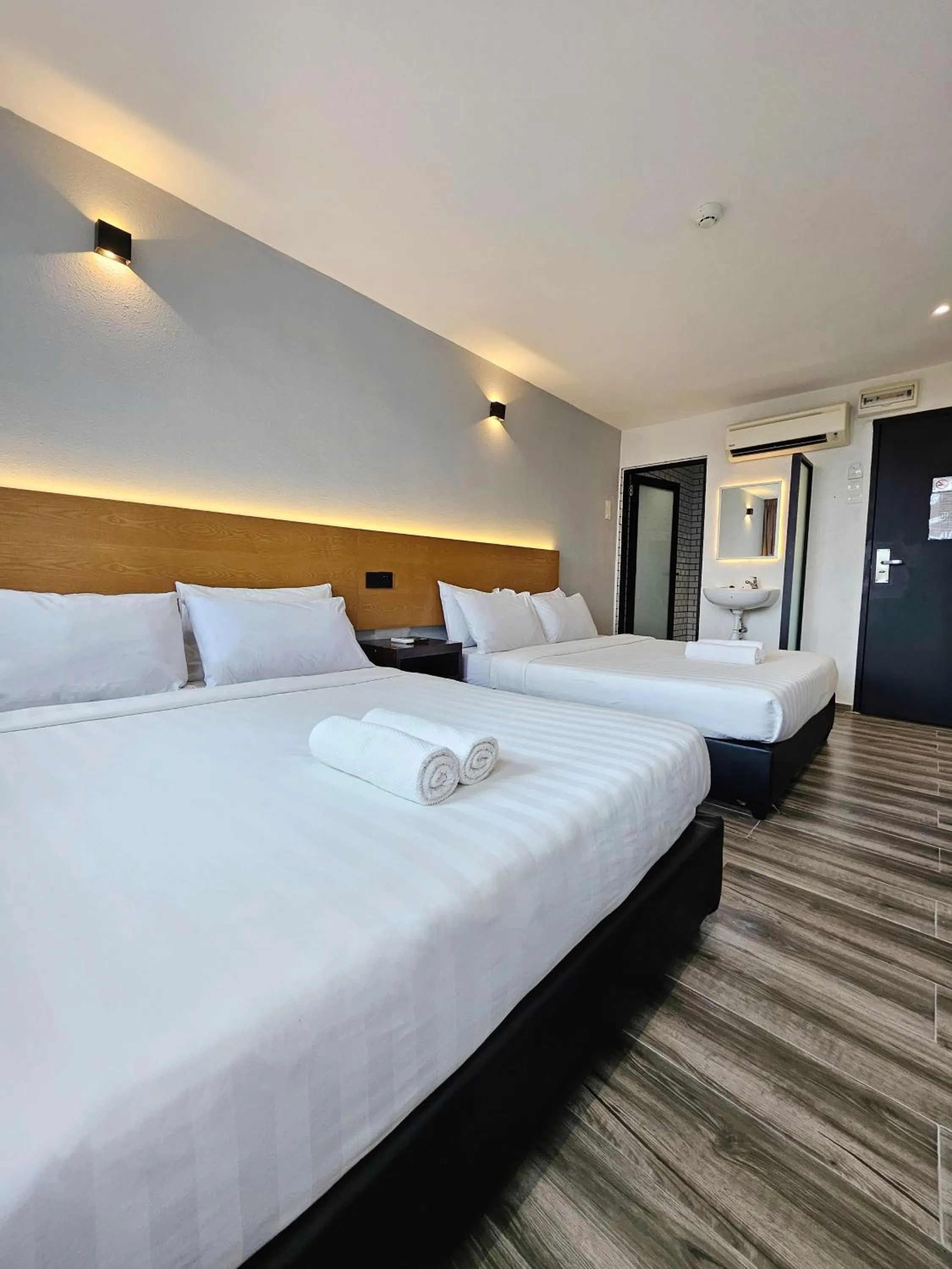 Photo of the whole room, Bed in Georgetown Inn by Sky Hive