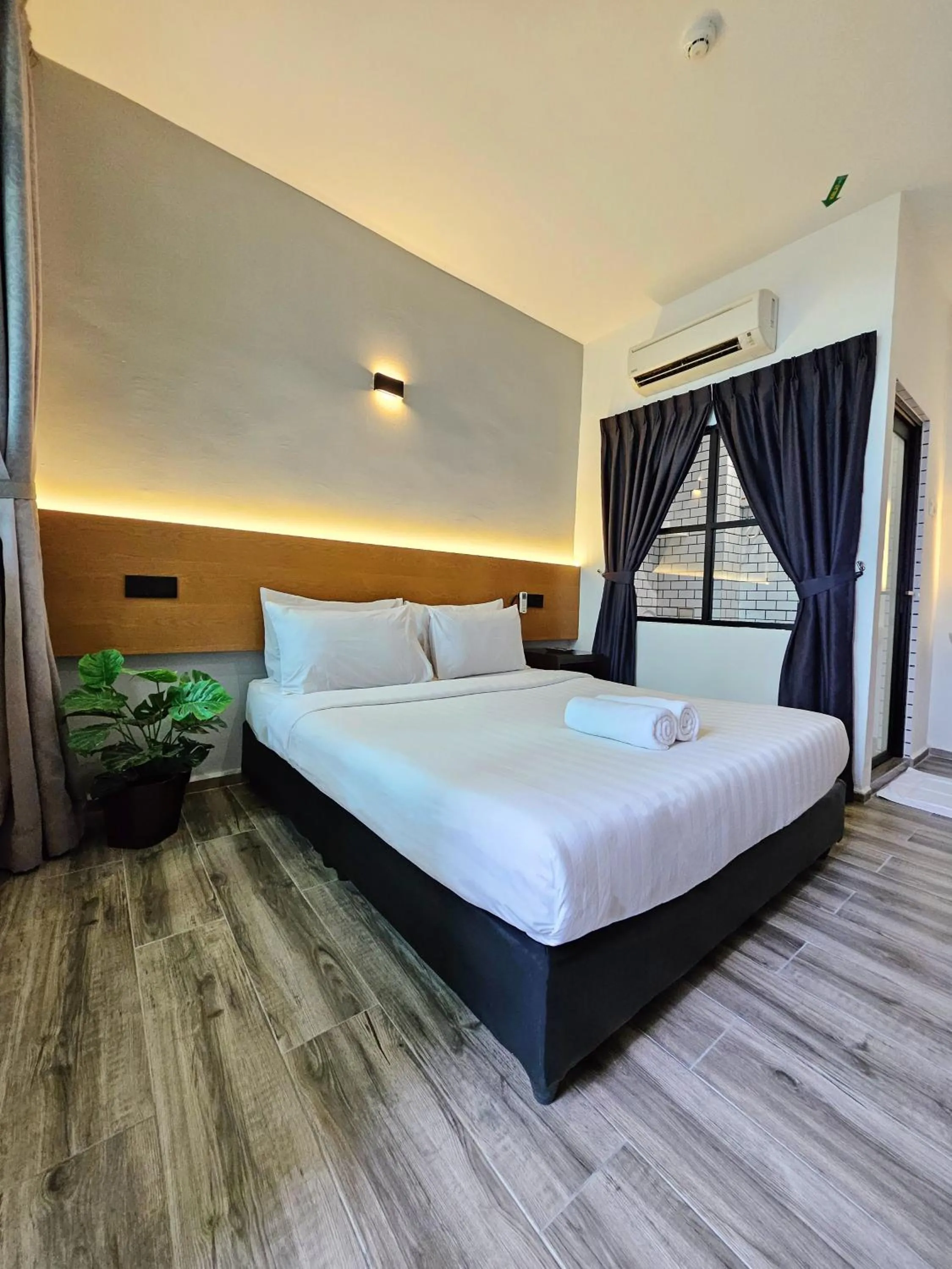 Photo of the whole room, Bed in Georgetown Inn by Sky Hive