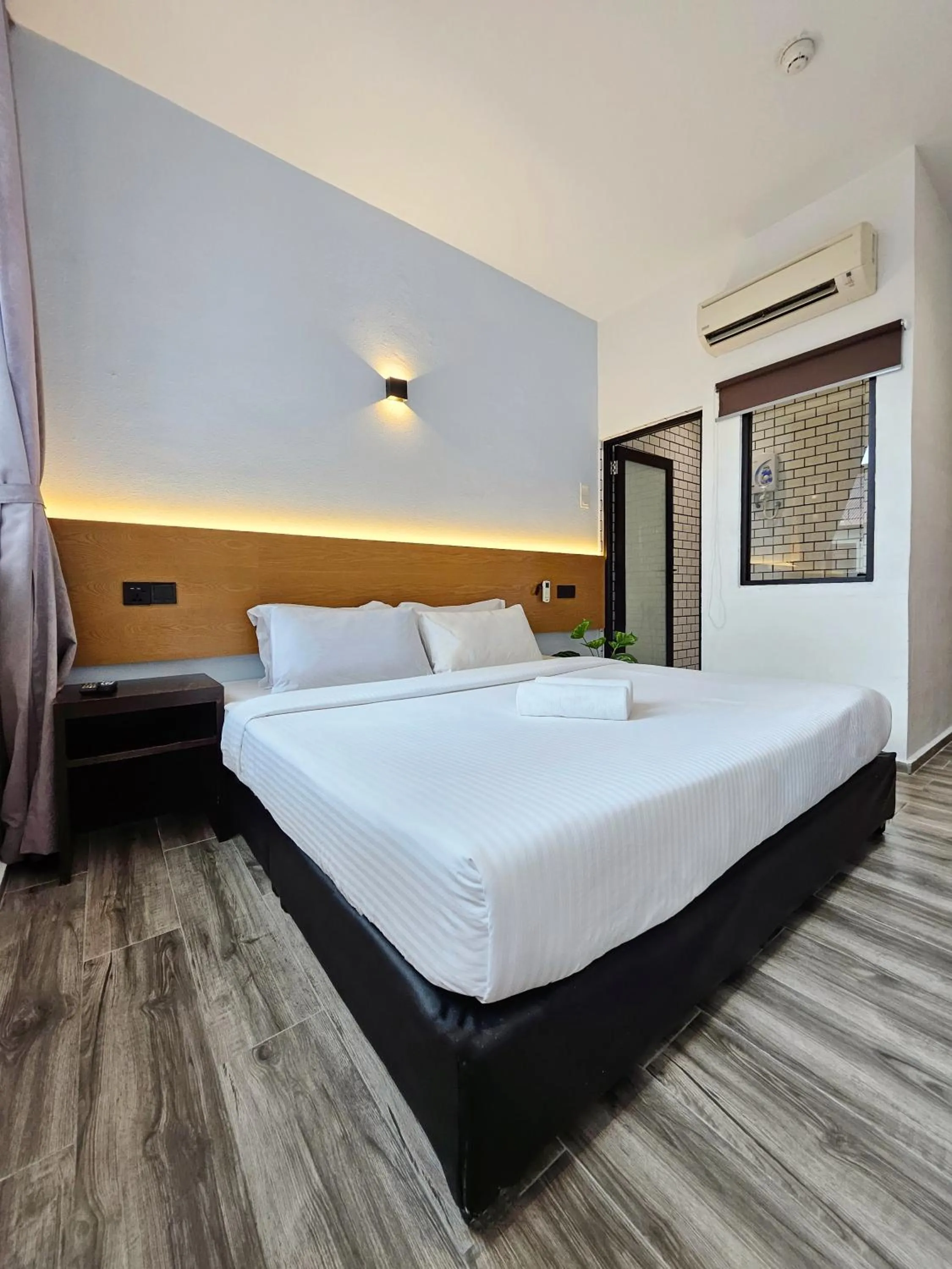 Bedroom, Bed in Georgetown Inn by Sky Hive