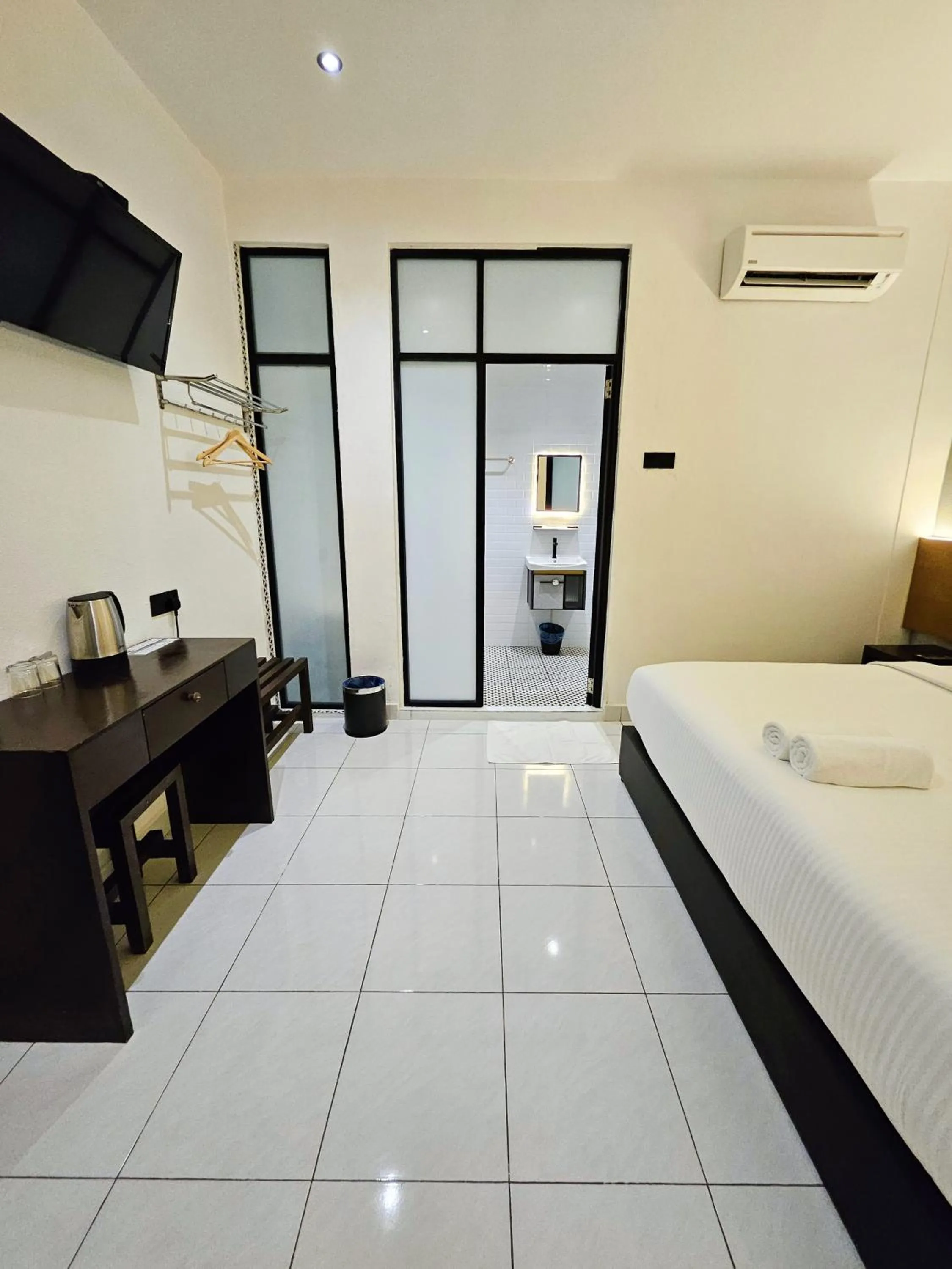 Photo of the whole room, Bed in Georgetown Inn by Sky Hive