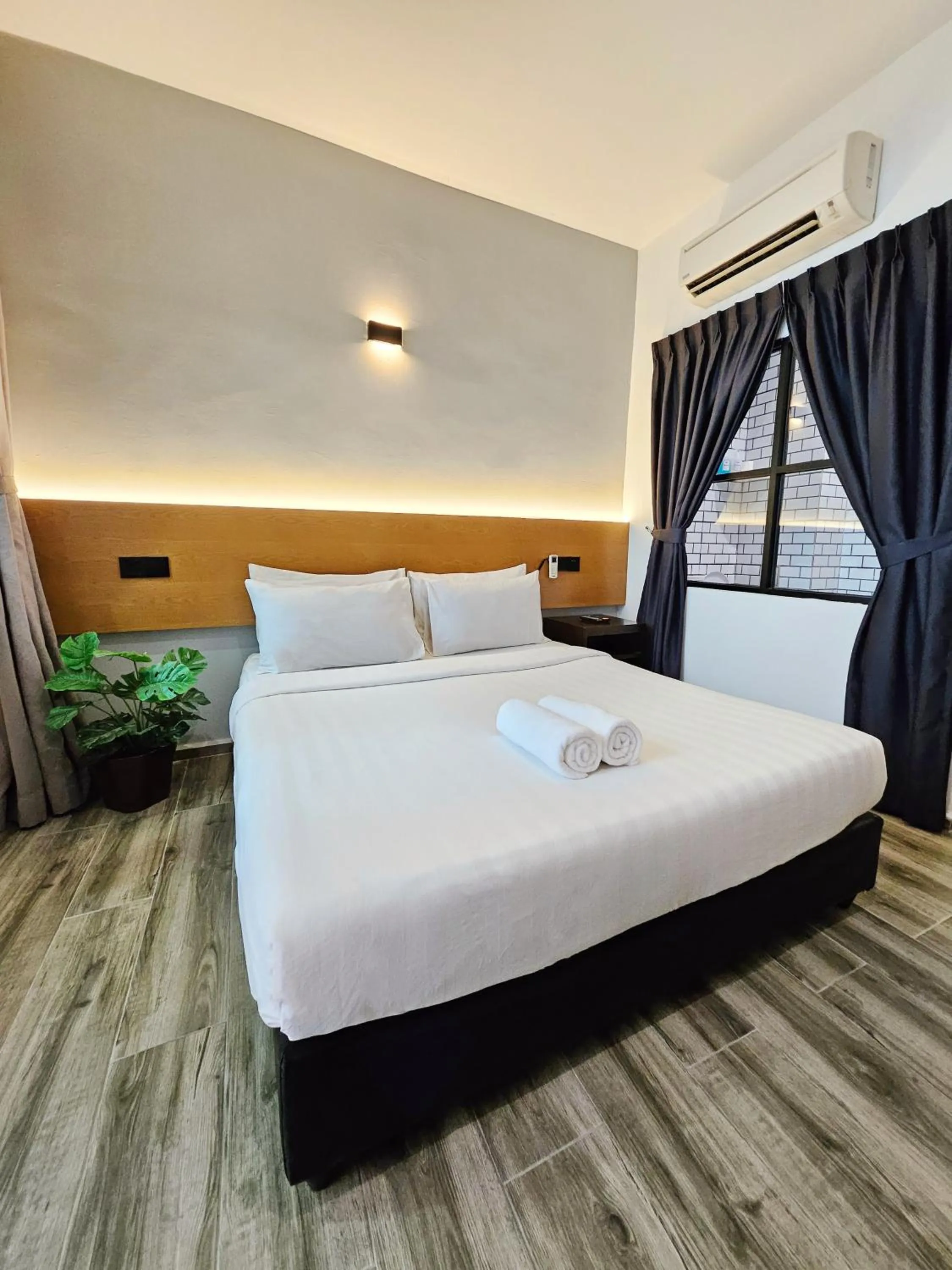 Bed in Georgetown Inn by Sky Hive