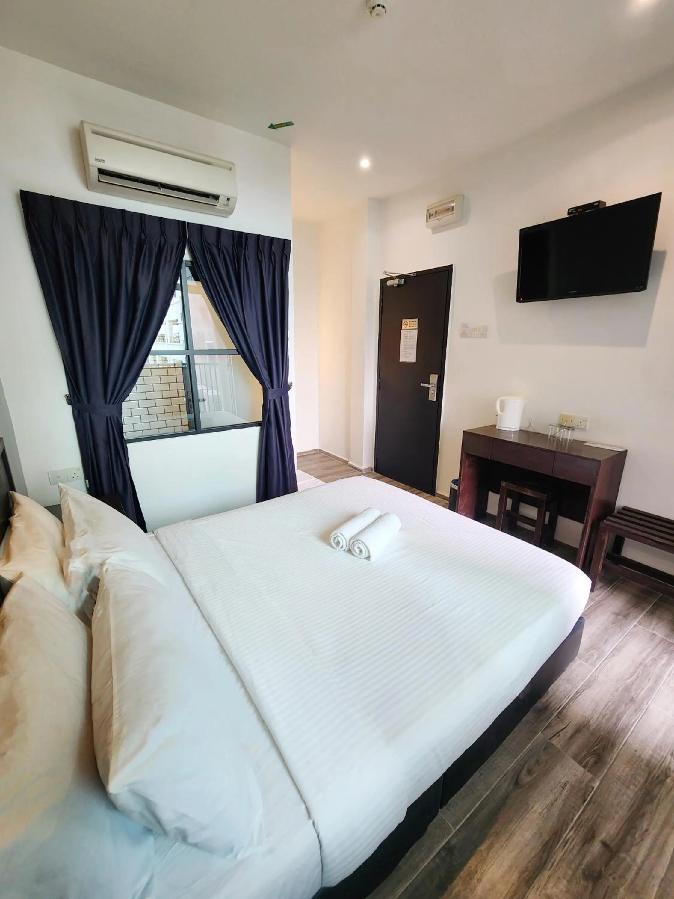 Bed in Georgetown Inn by Sky Hive