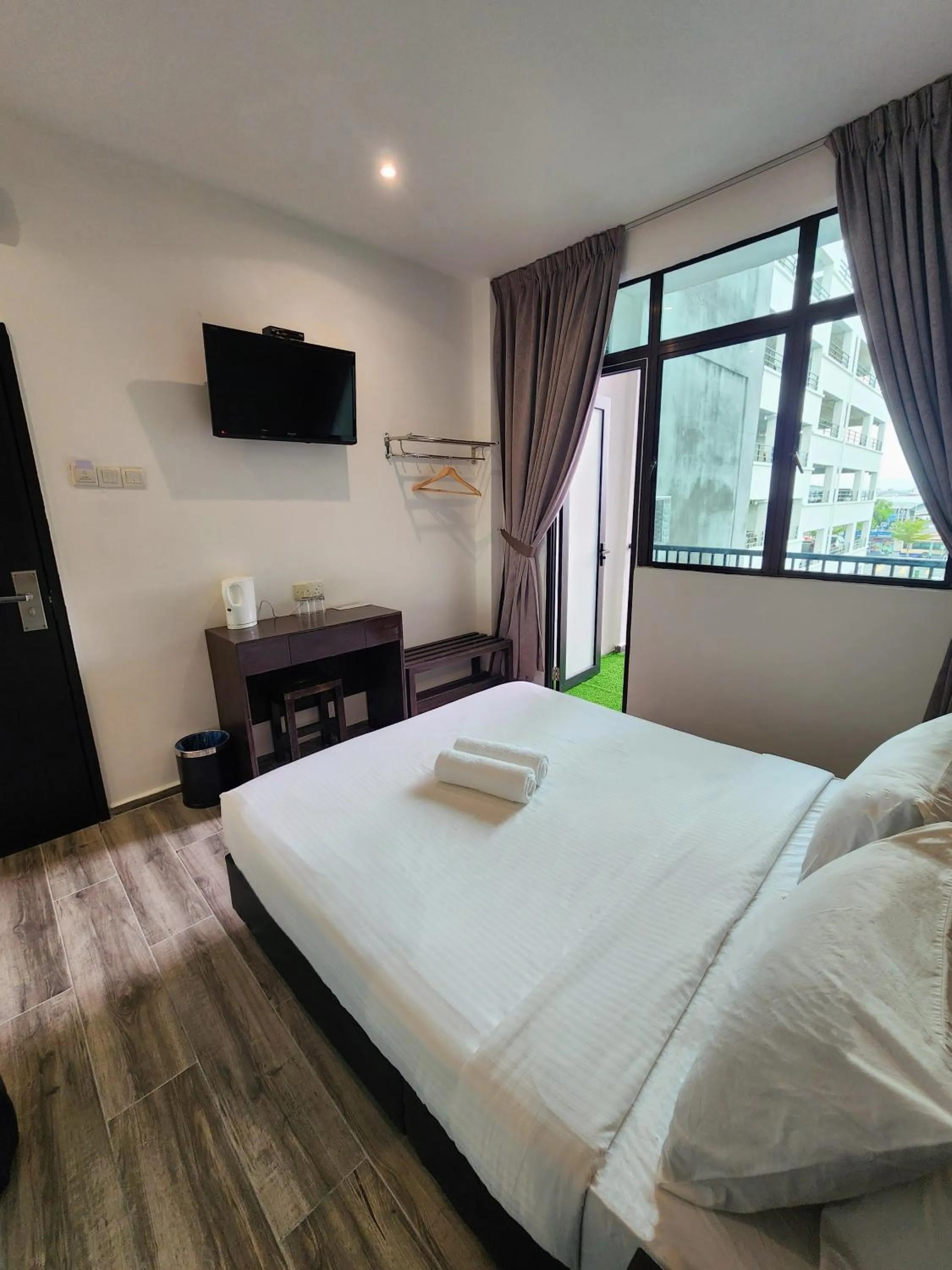 Bedroom, Bed in Georgetown Inn by Sky Hive