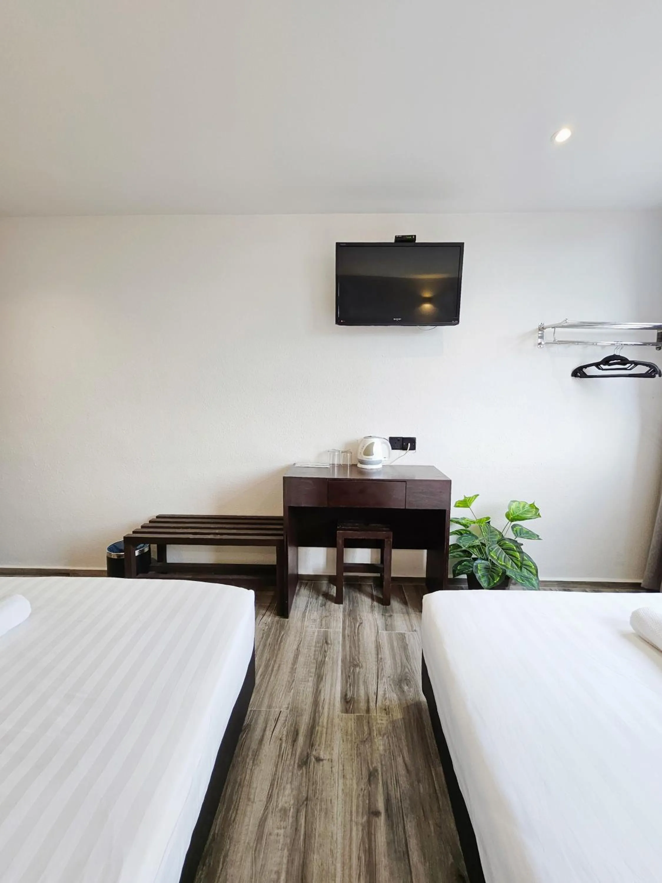 TV and multimedia, Bed in Georgetown Inn by Sky Hive