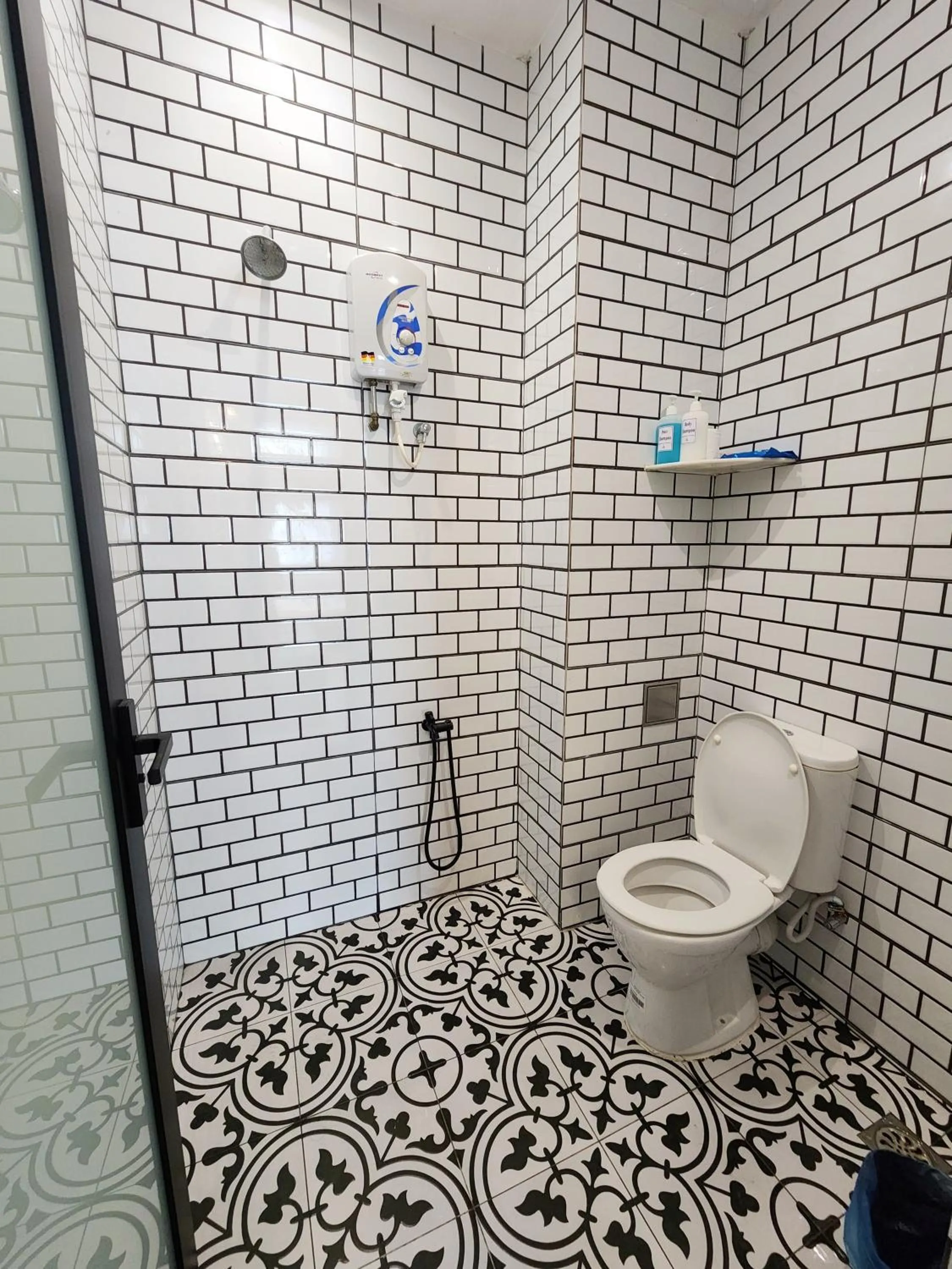 Bathroom in Georgetown Inn by Sky Hive