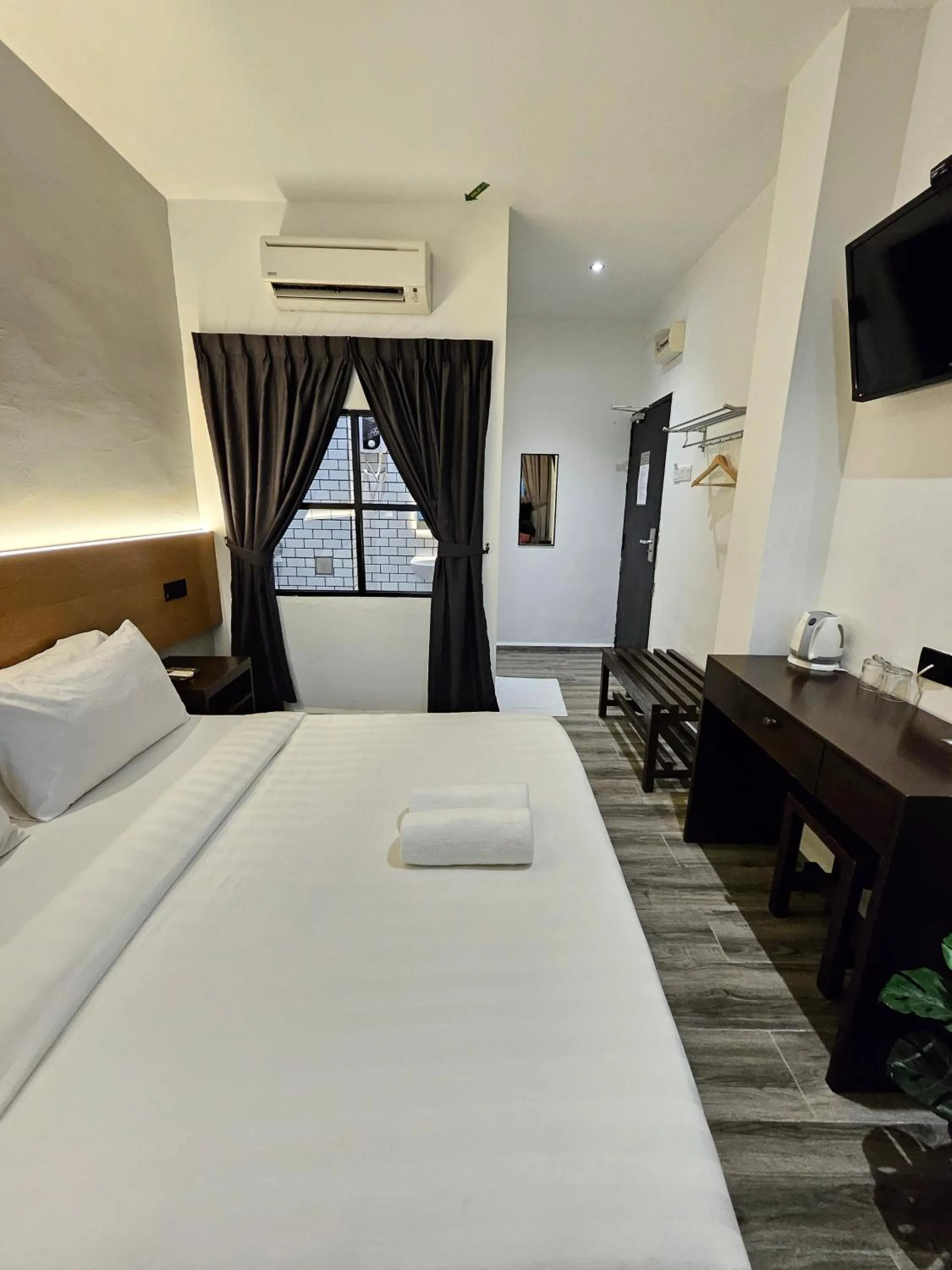 Bedroom, Bed in Georgetown Inn by Sky Hive