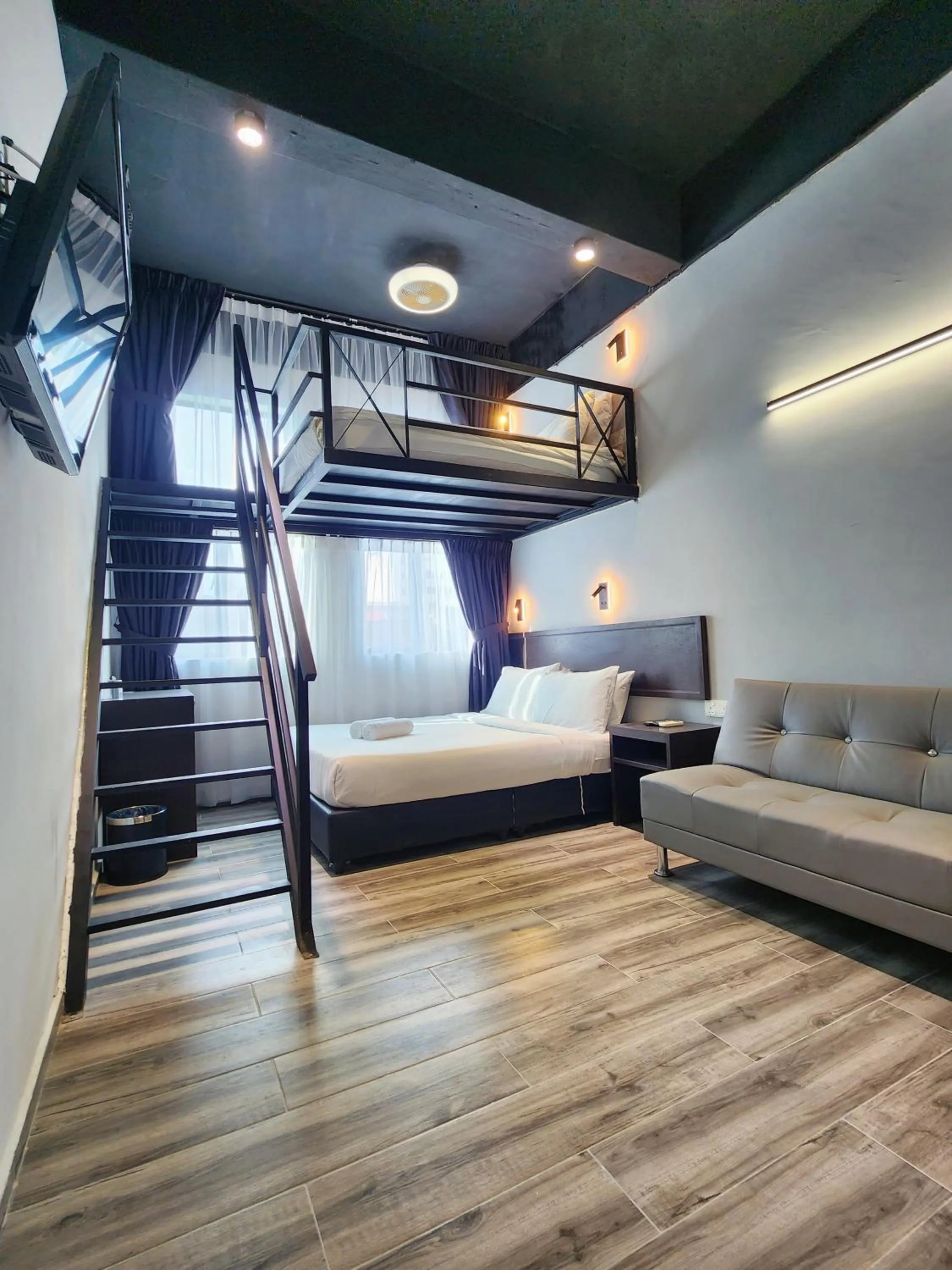 Photo of the whole room, Bed in Georgetown Inn by Sky Hive