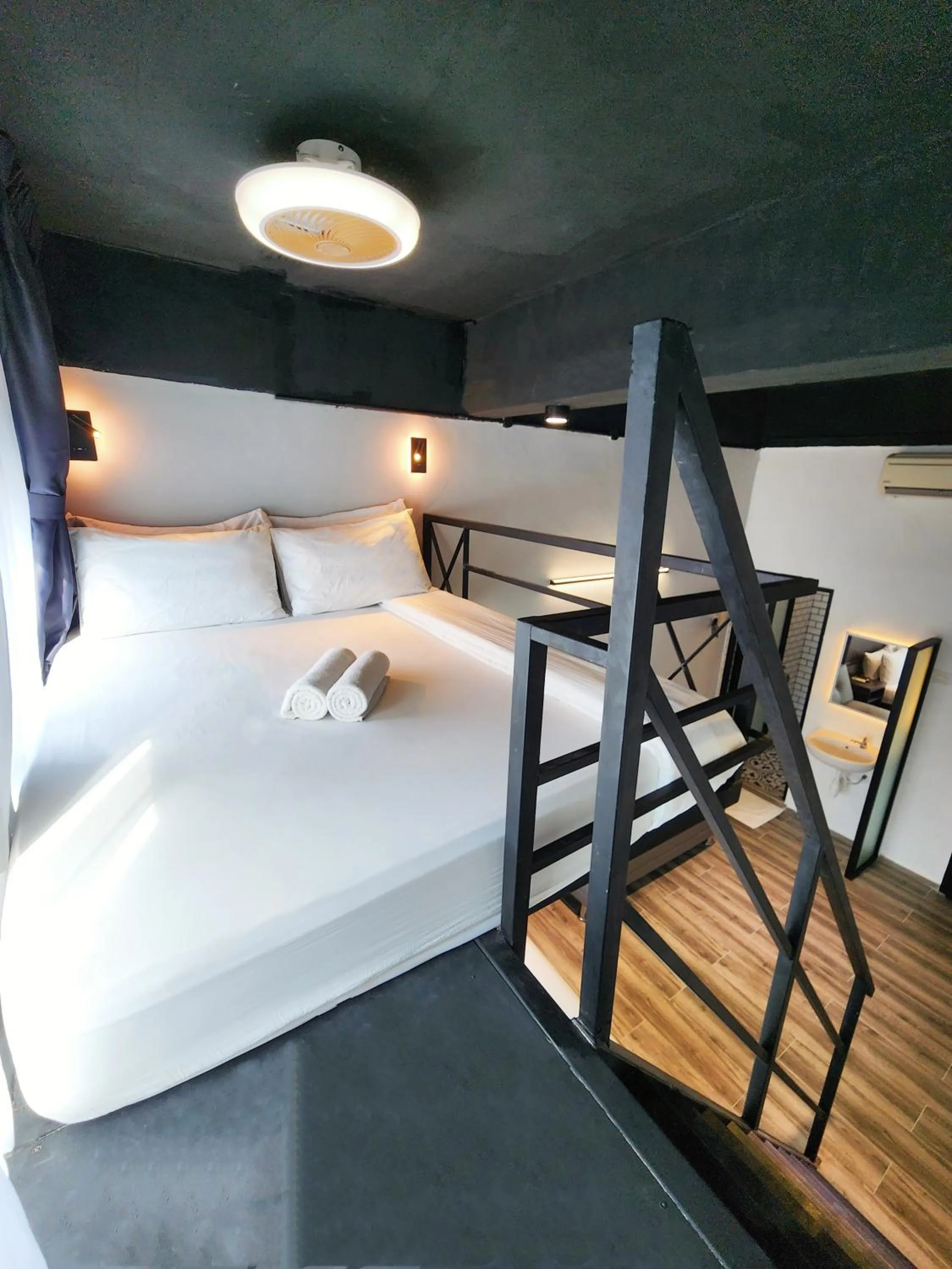 Bed in Georgetown Inn by Sky Hive