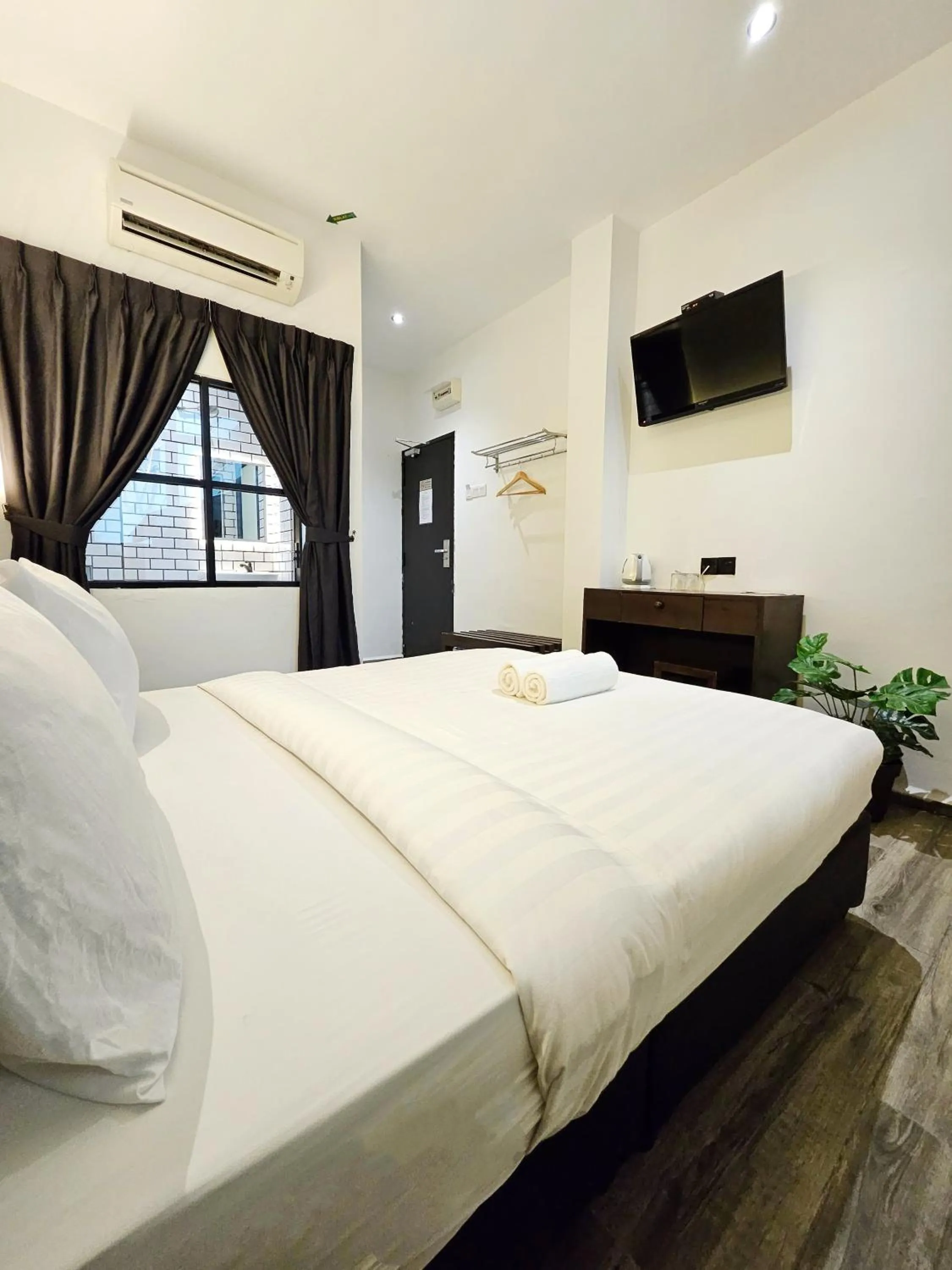 Bedroom, Bed in Georgetown Inn by Sky Hive