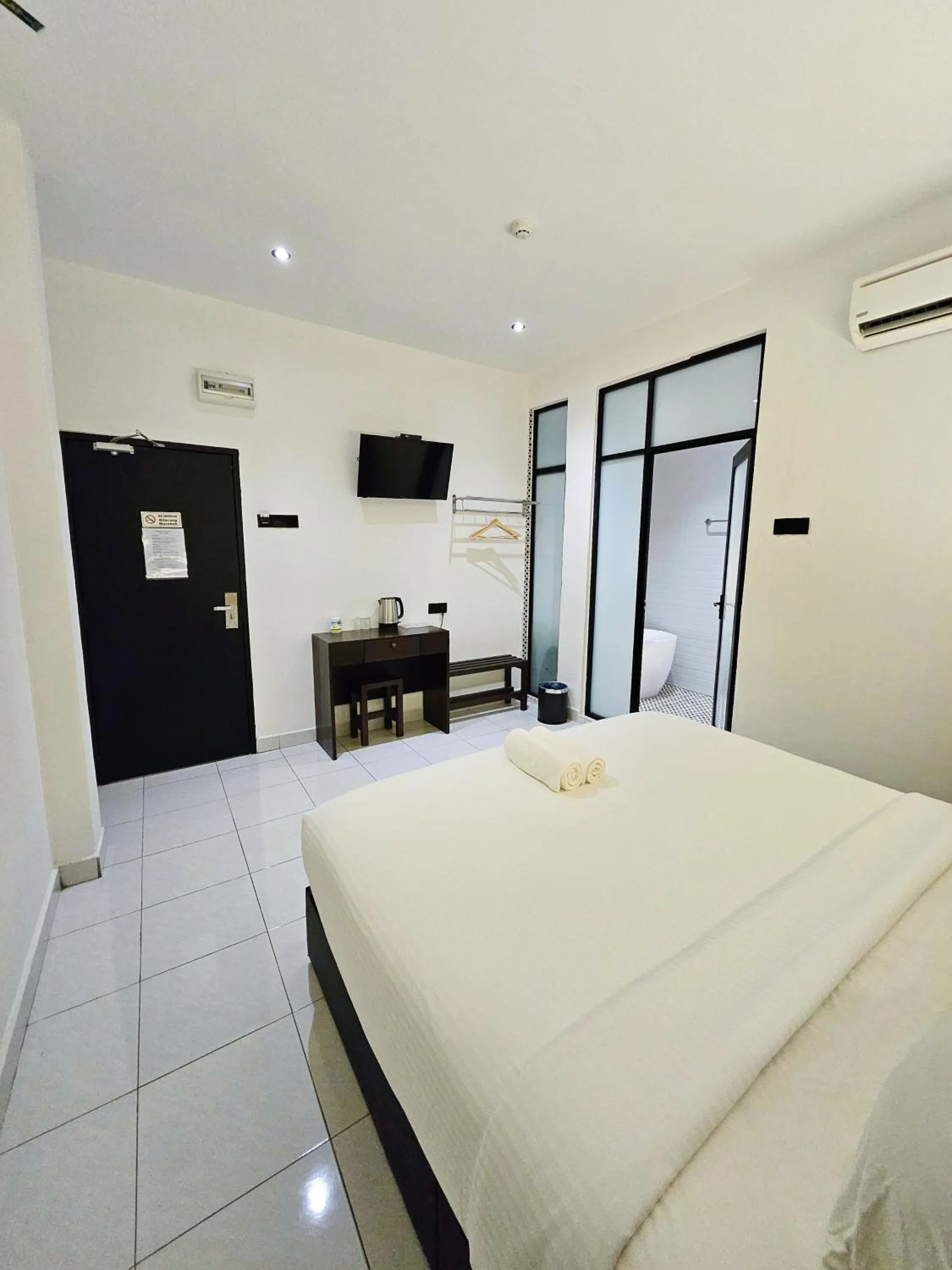 Photo of the whole room, Bed in Georgetown Inn by Sky Hive