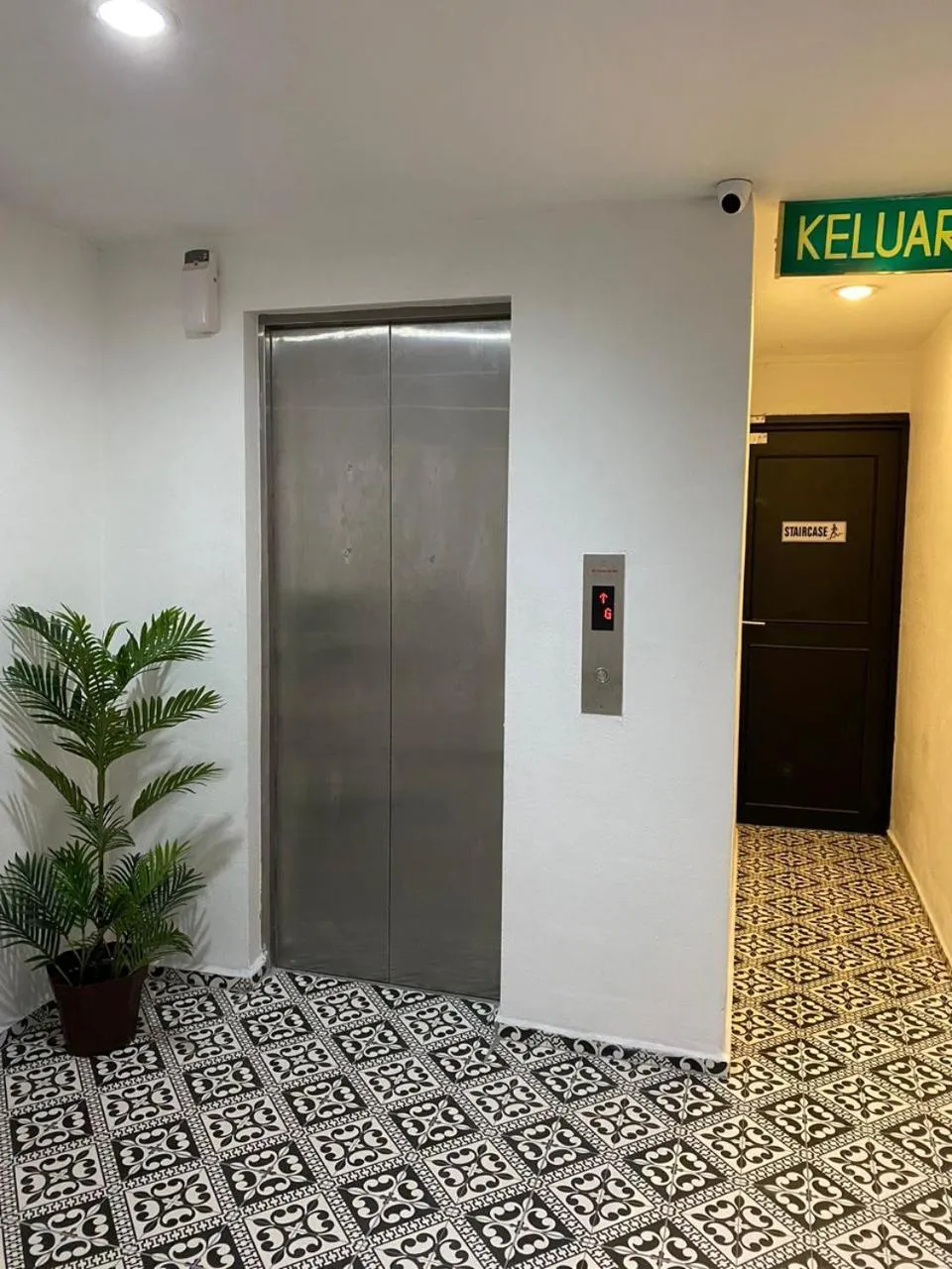 elevator in Georgetown Inn by Sky Hive