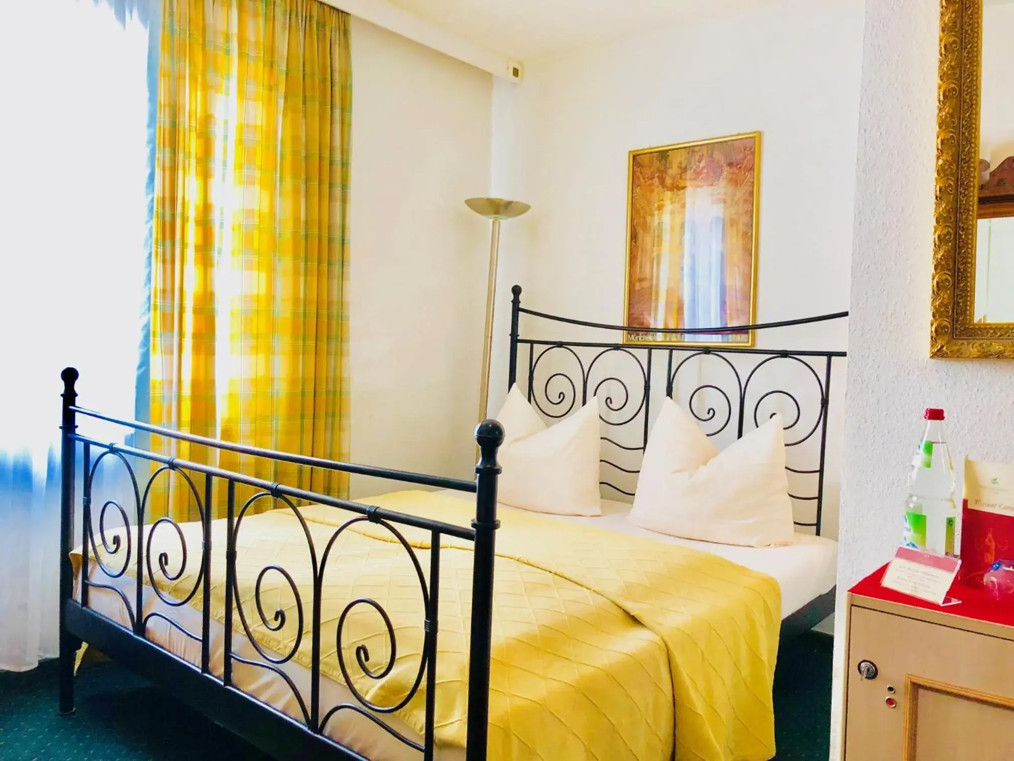 Small Double Room - single occupancy in Hotel Mariahilf München Small Double Room - single occupancy in Hotel Mariahilf München