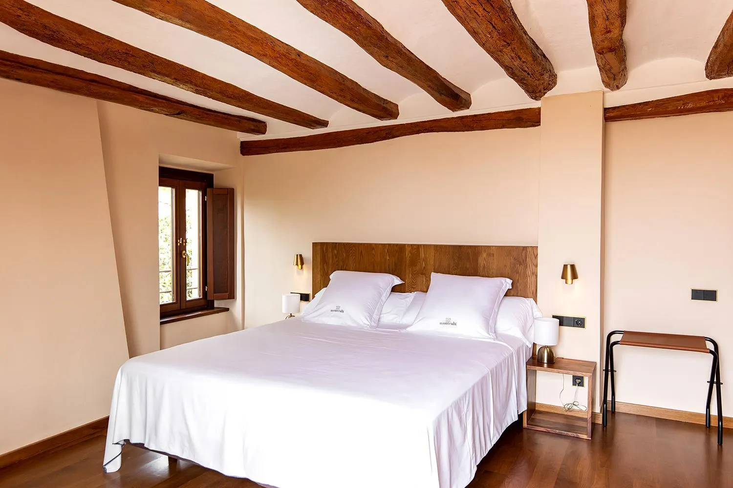Bed in Hotel Montrubí 1771 - Slow Winery Hotel - Adults only