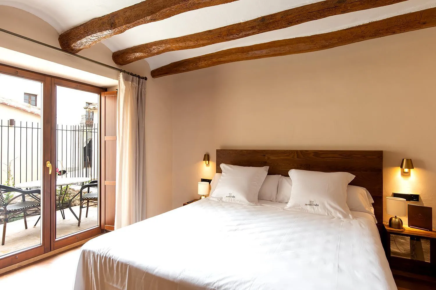 Bed in Hotel Montrubí 1771 - Slow Winery Hotel - Adults only