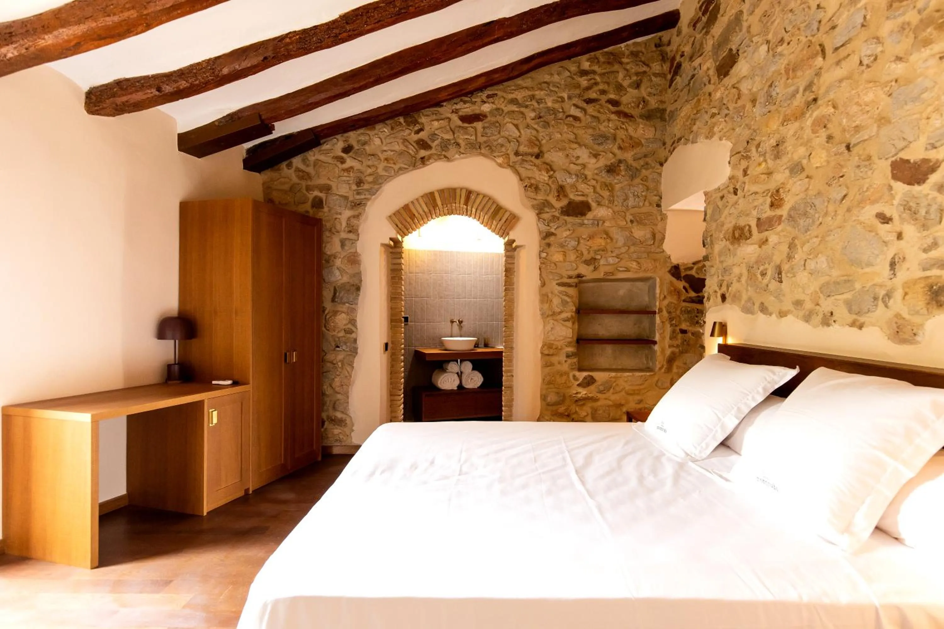 Bed in Hotel Montrubí 1771 - Slow Winery Hotel - Adults only
