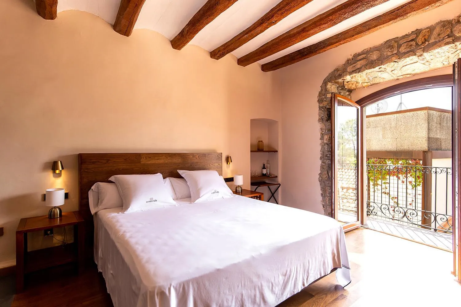 Bed in Hotel Montrubí 1771 - Slow Winery Hotel - Adults only