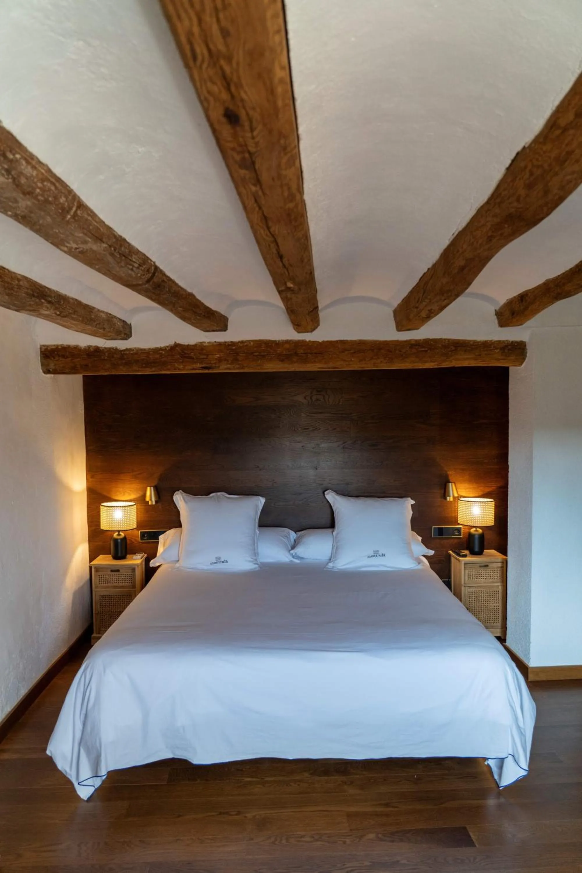 Bed in Hotel Montrubí 1771 - Slow Winery Hotel - Adults only