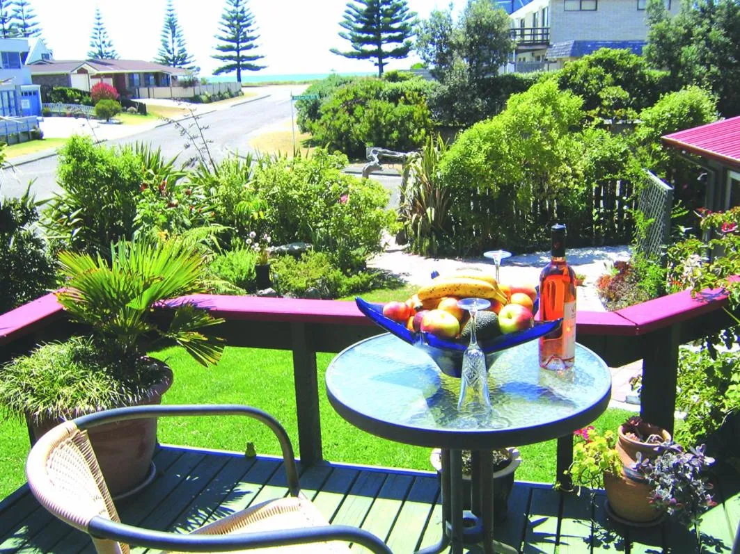 Balcony/Terrace in Moanarua Beach Cottage