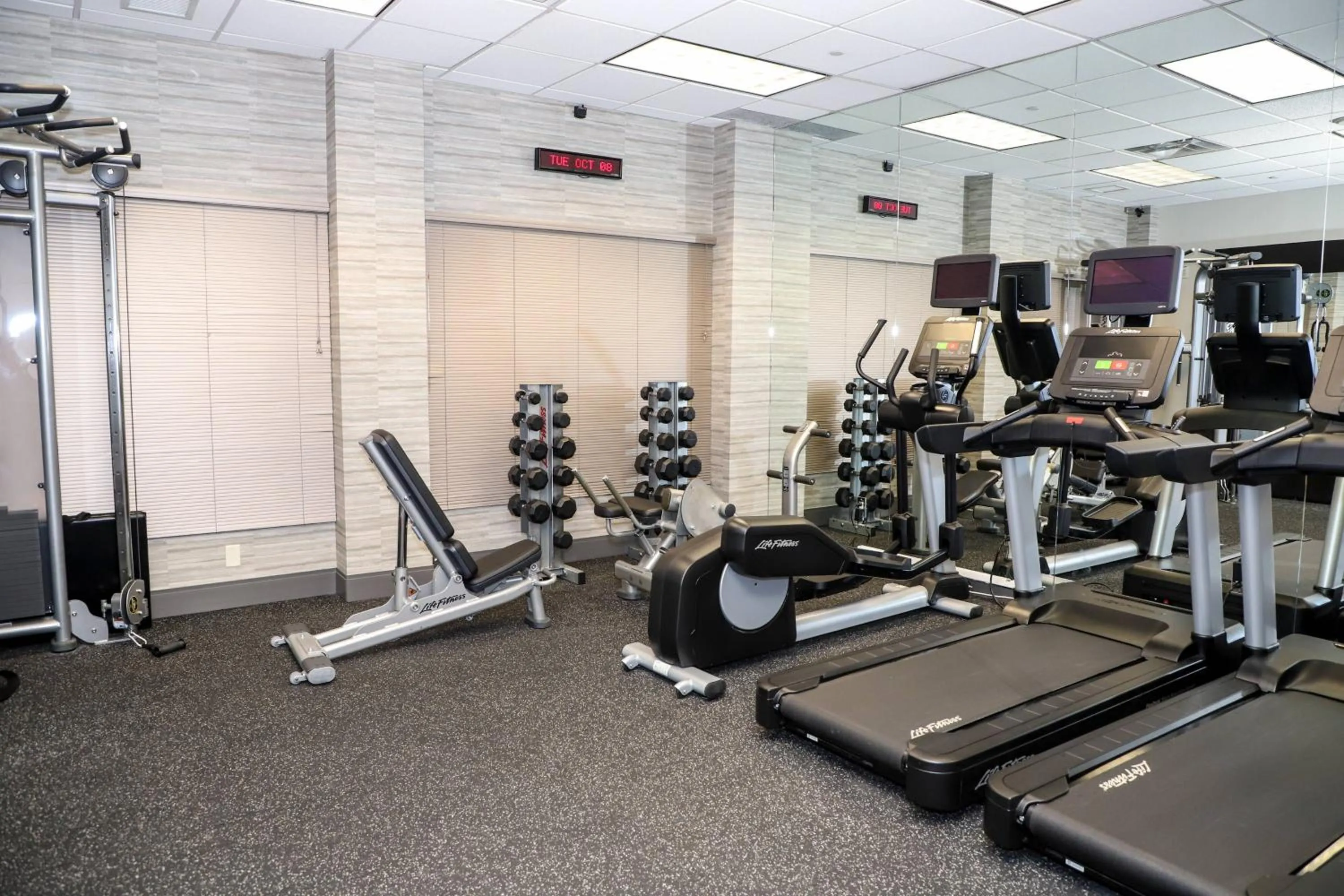 Fitness centre/facilities in Courtyard by Marriott Toronto Brampton