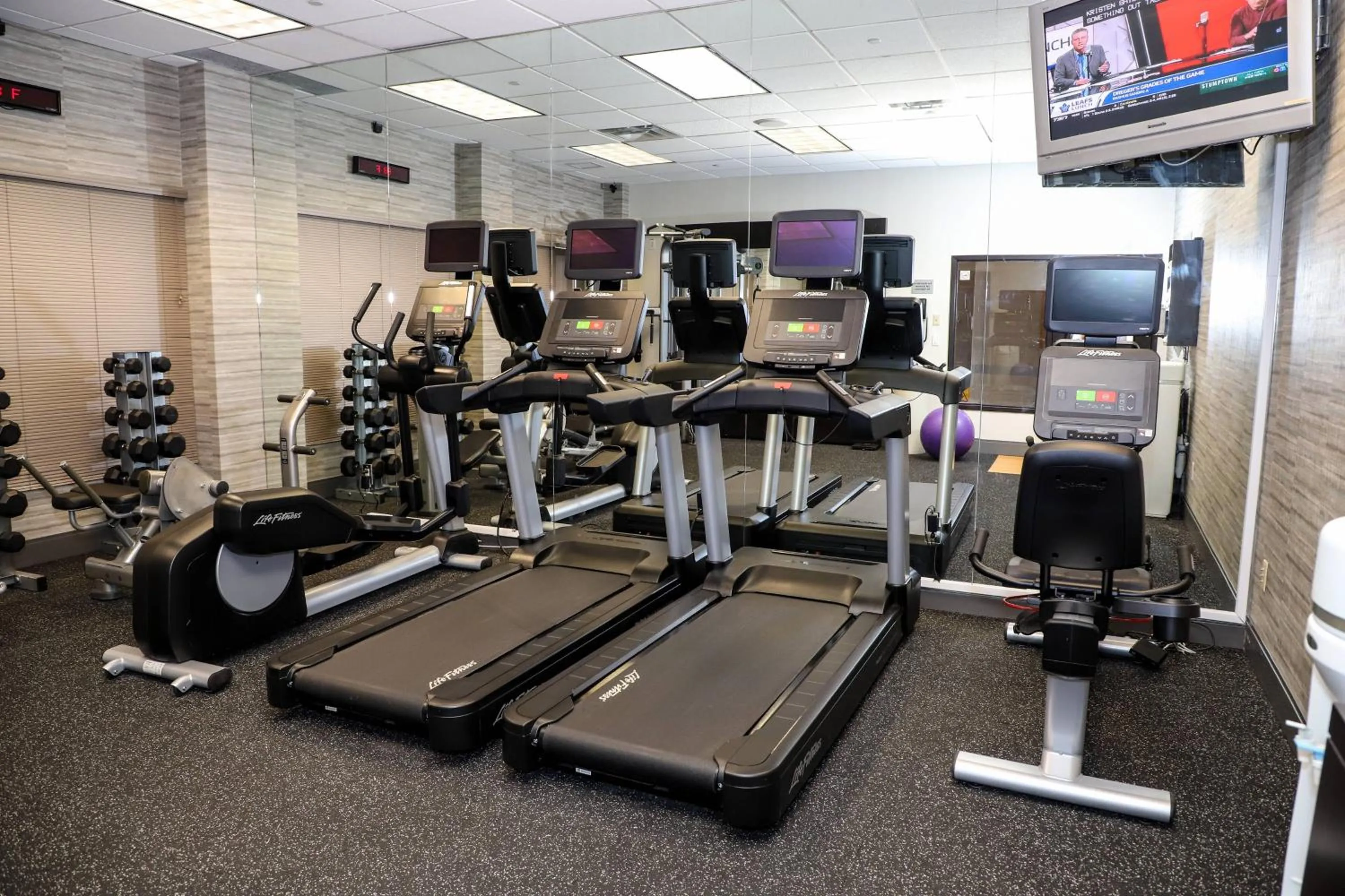 Fitness centre/facilities in Courtyard by Marriott Toronto Brampton