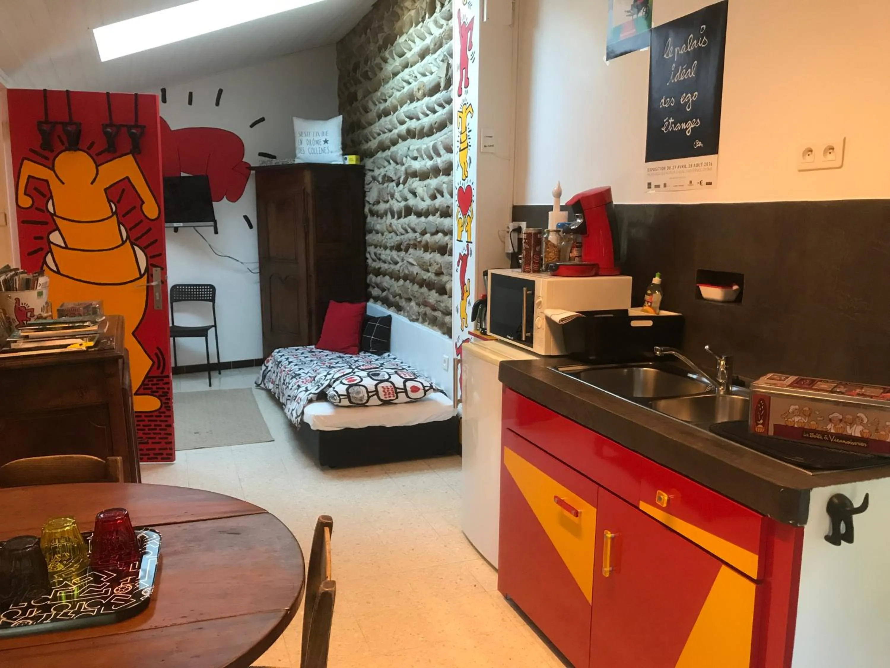 Photo of the whole room, Bed in Chez L'Antiquaire