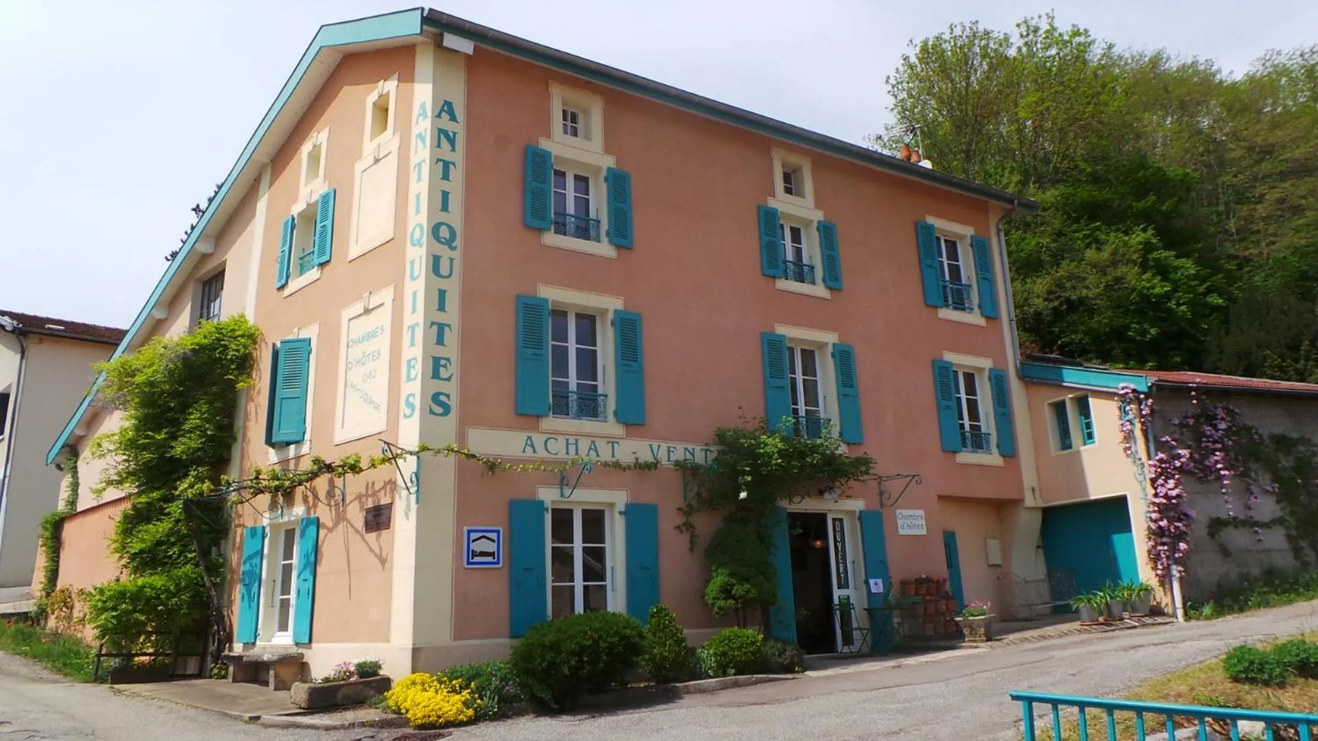 Facade/entrance in Chez L'Antiquaire
