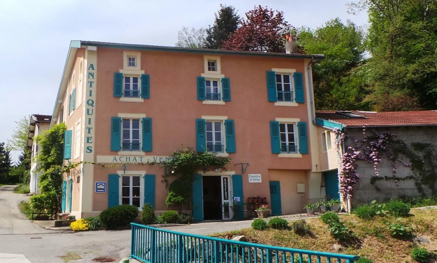 Facade/entrance in Chez L'Antiquaire