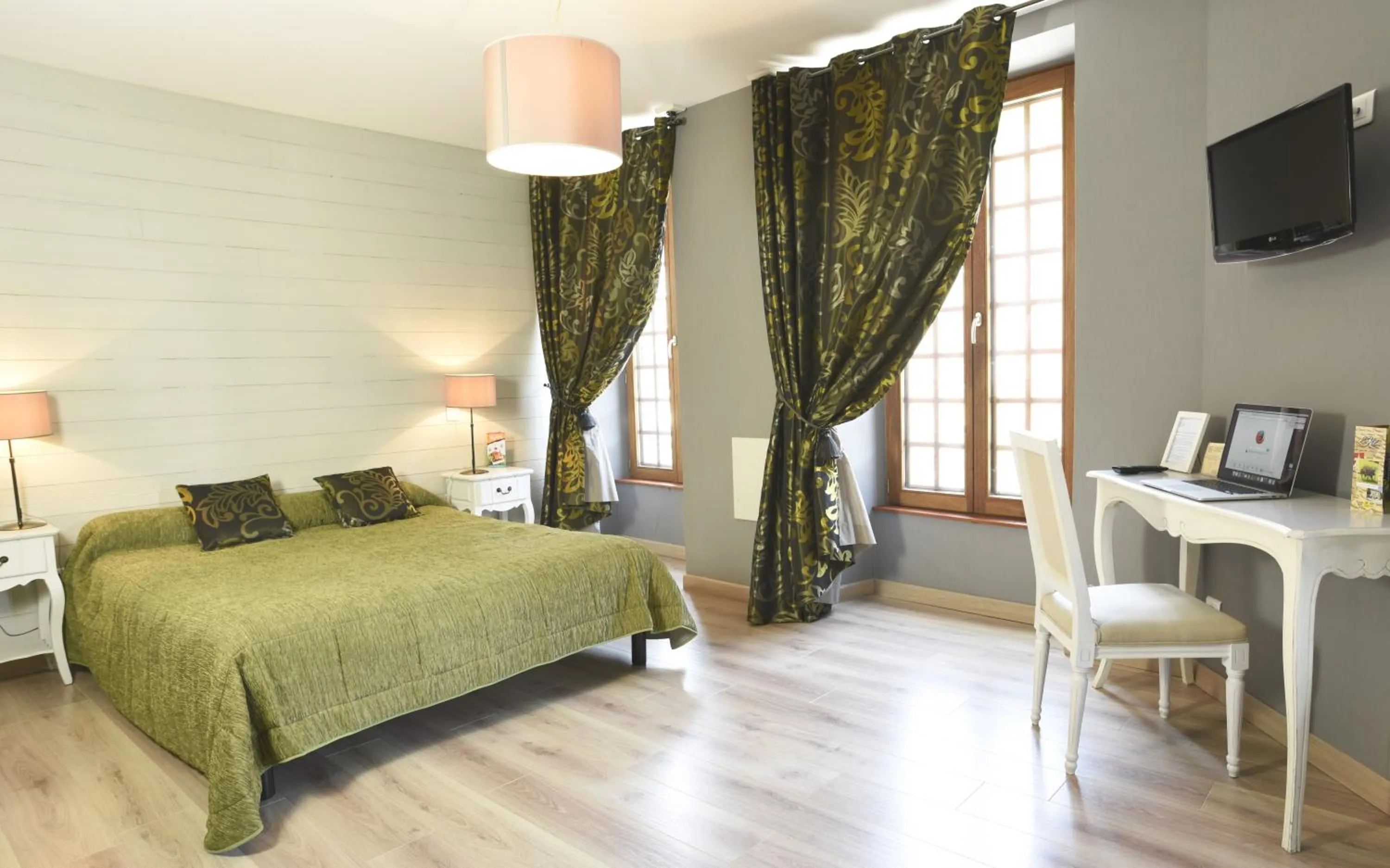 Bed in Logis Hôtel-Restaurant Le Relais