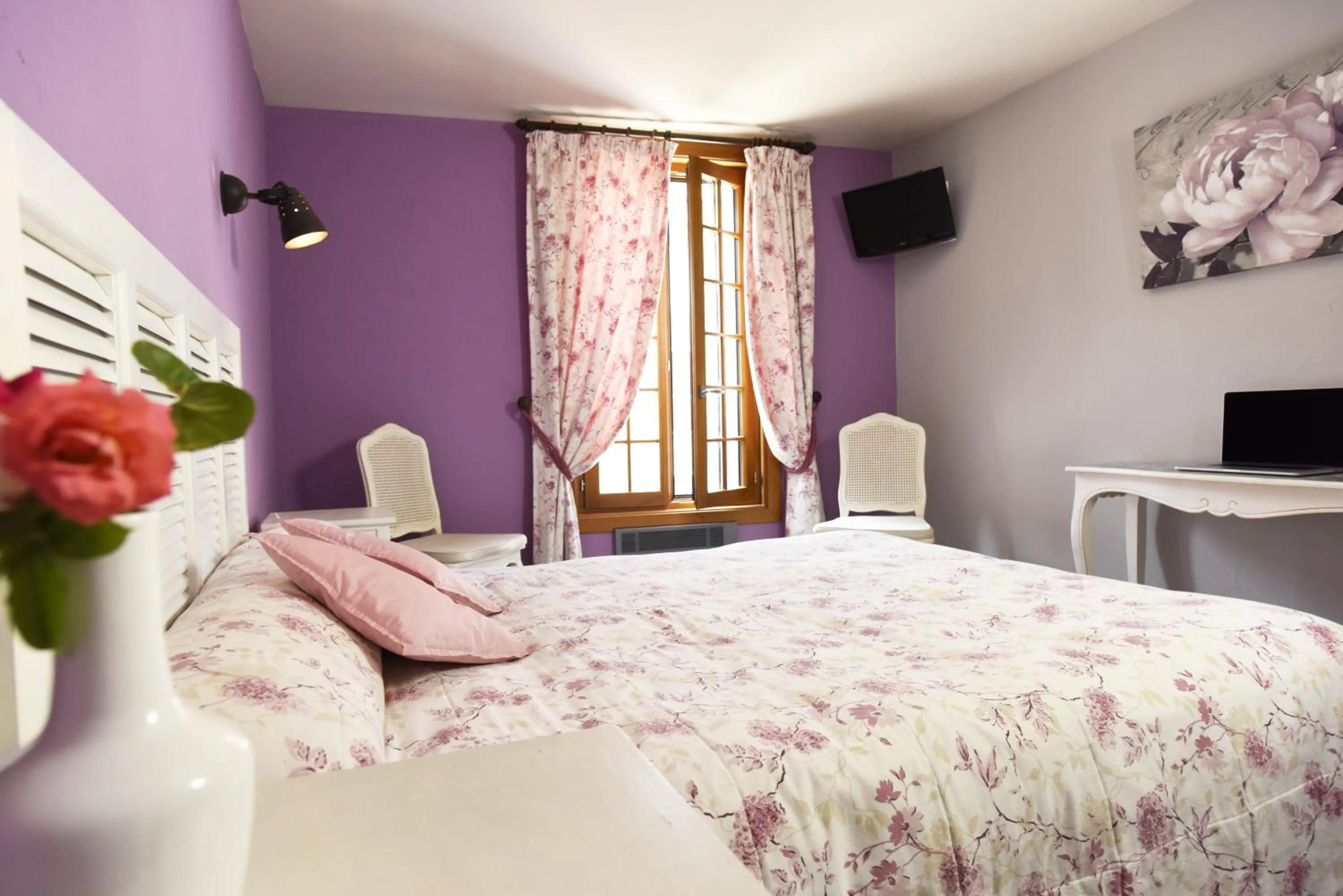 Bed in Logis Hôtel-Restaurant Le Relais