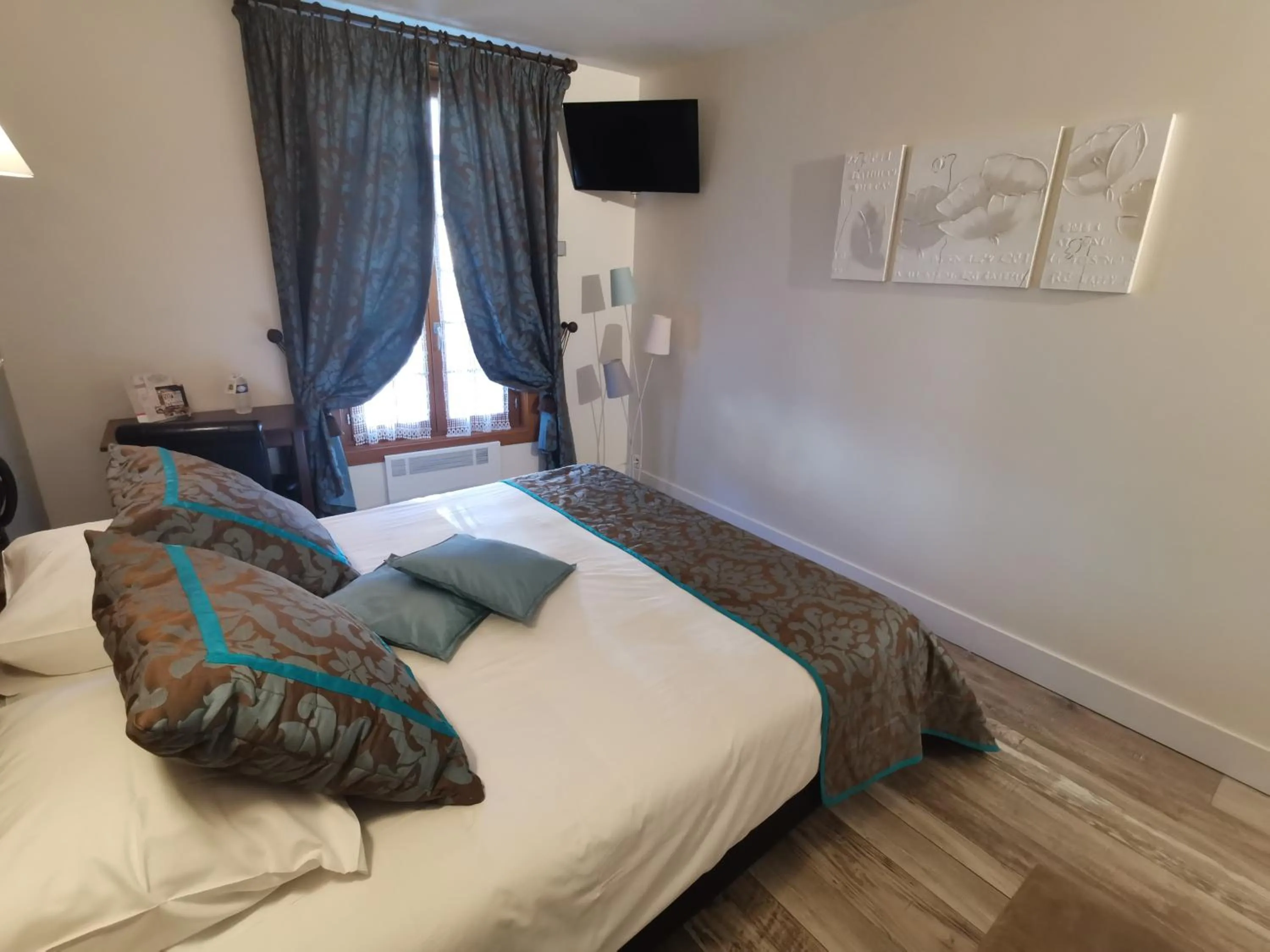 Bed in Logis Hôtel-Restaurant Le Relais