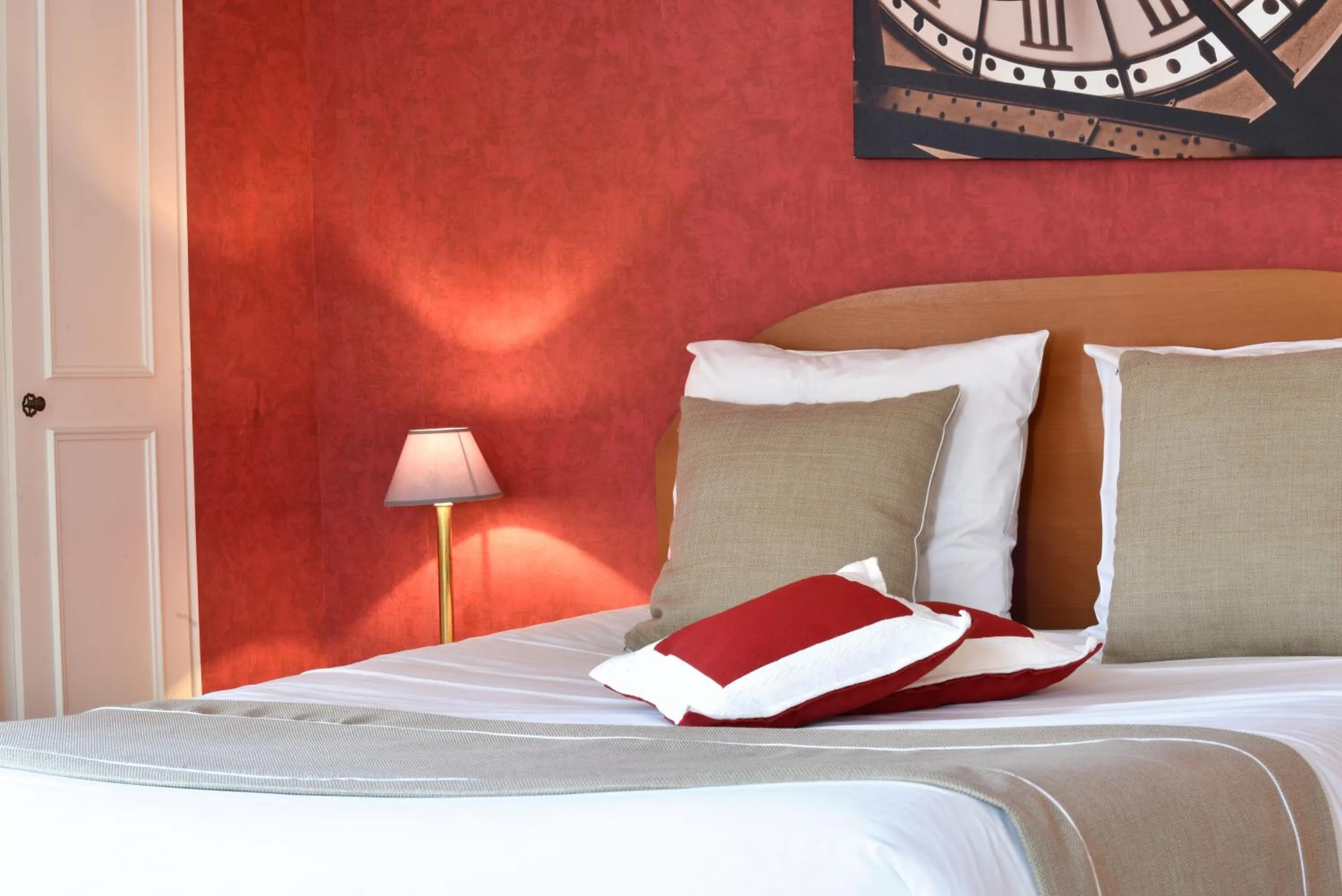 Bed in Logis Hôtel-Restaurant Le Relais