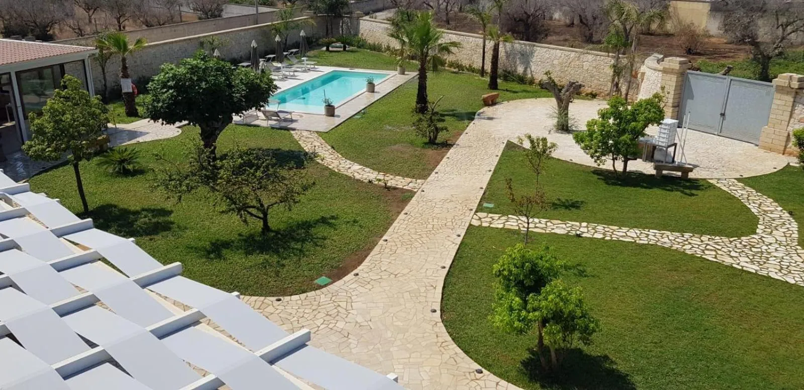 Garden view in DIMORA SPACCAMONTI