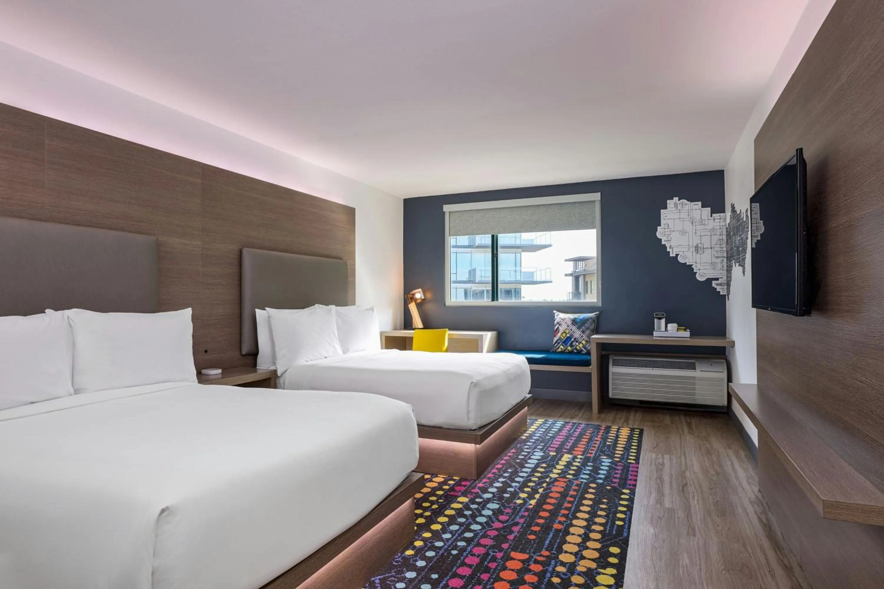 Swimming pool, Bed in Aloft Scottsdale