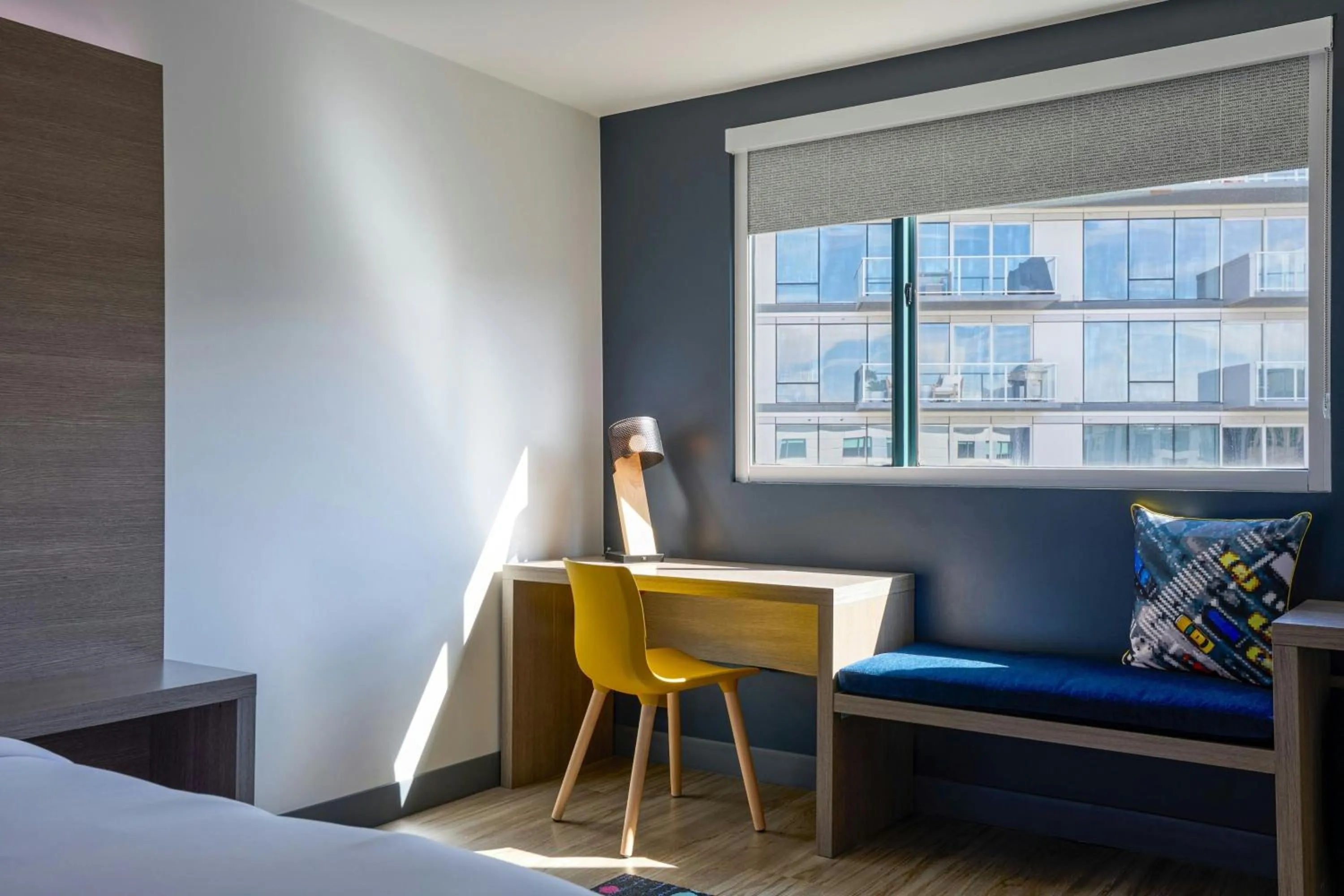 Swimming pool, Bed in Aloft Scottsdale