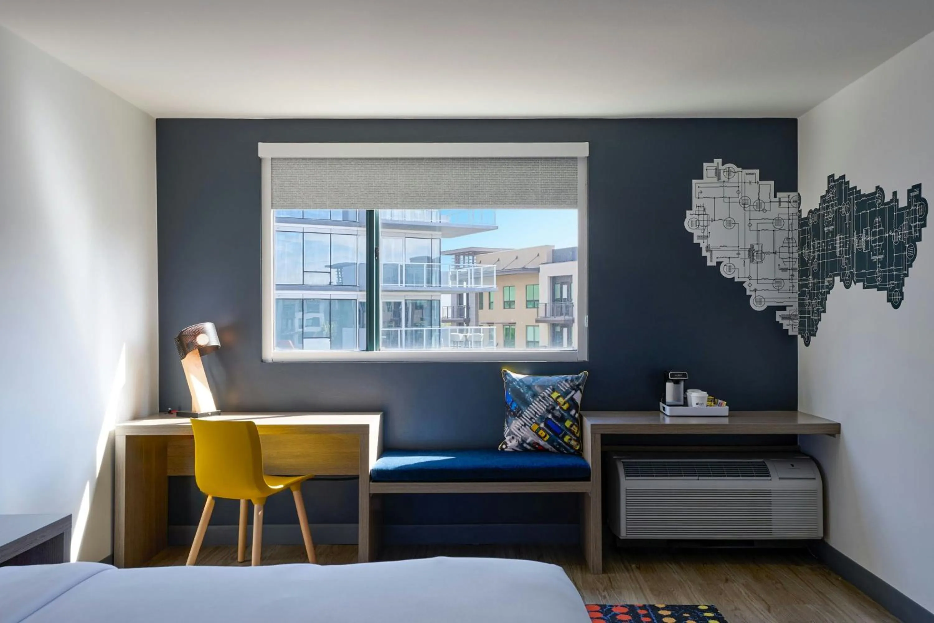 Swimming pool, Bed in Aloft Scottsdale