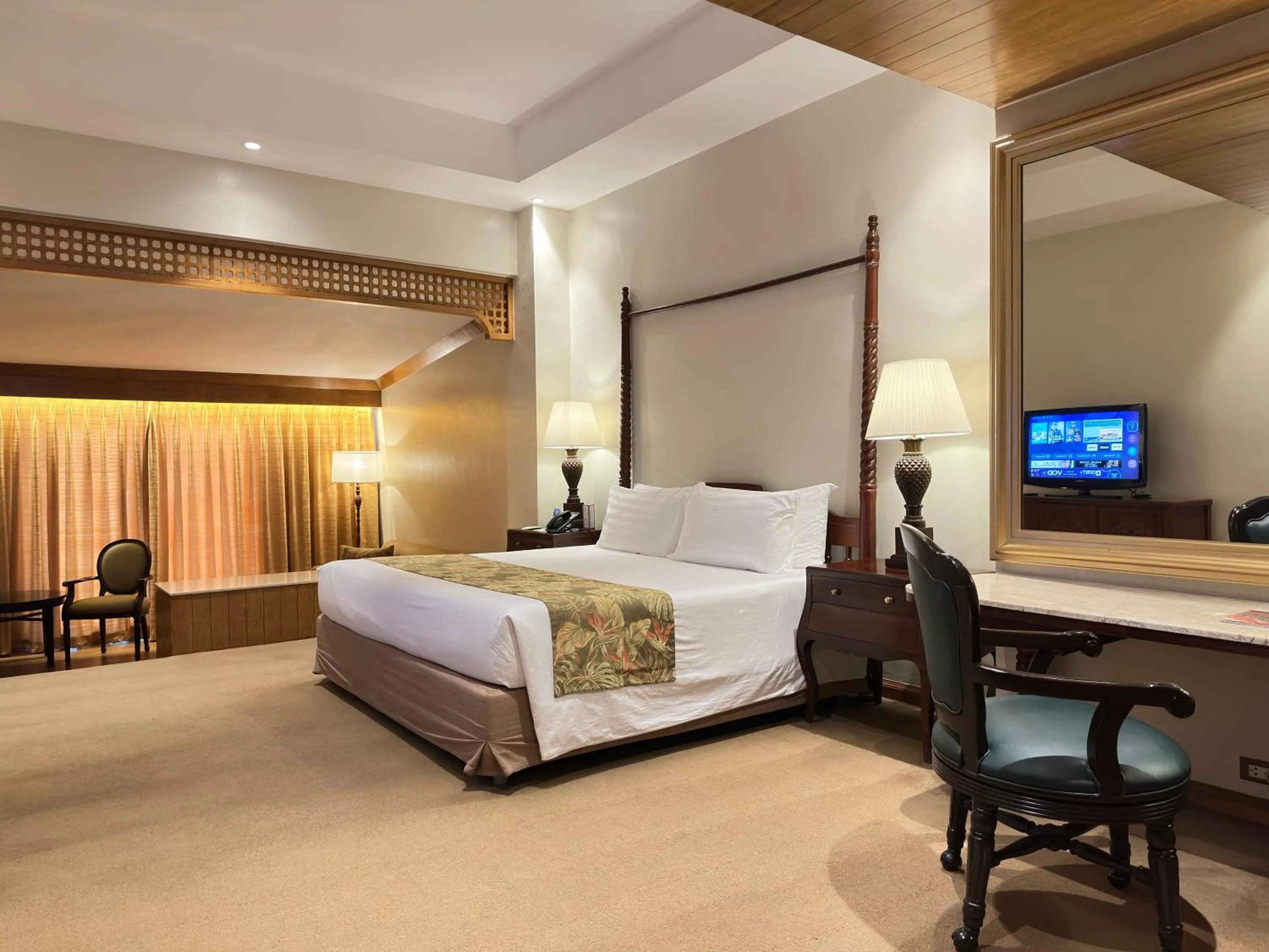 Bedroom, Bed in The Manila Hotel